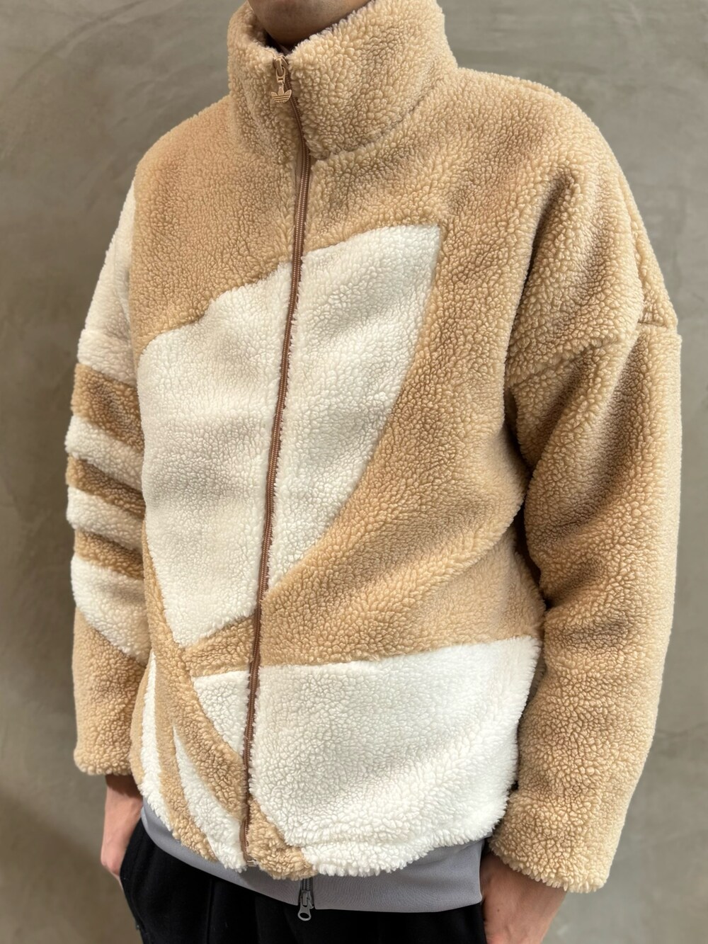 ブラック系のその他パンツ、グレー系のジャージ、ベージュ系のブルゾンを着用したメンズの秋コーディネートの2枚目の写真