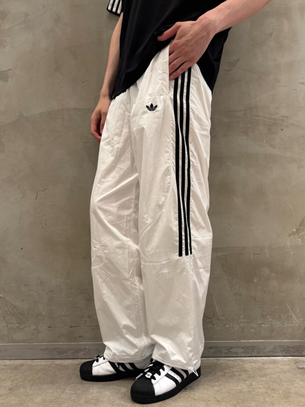 ホワイト系のスニーカー、ブラック系のTシャツ/カットソー、ホワイト系のその他パンツを着用したメンズの夏コーディネートの5枚目の写真