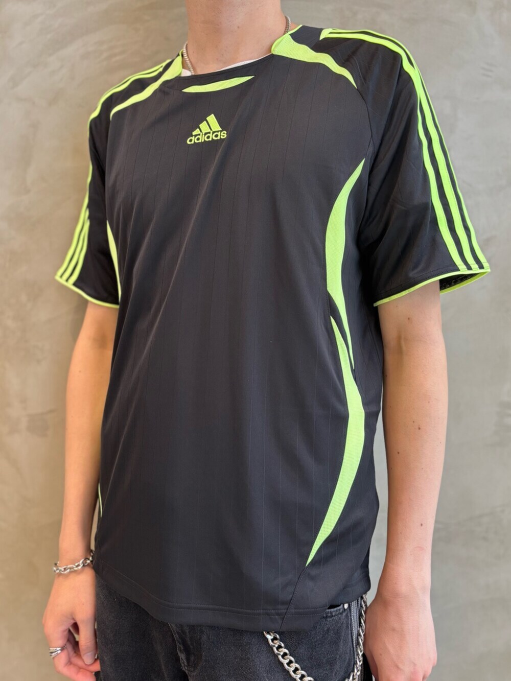 ブラック系のTシャツ/カットソー、ブラック系のシューズを着用したメンズの夏コーディネートの3枚目の写真