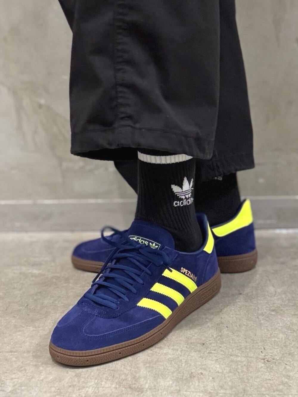 「adidas、adidas originals、アディダス、アディダスオリジナルス、スニーカー、デニムジャケット、SPEZIAL」｜「adidasのSST アディカラー ルーズ SST デニム ストーン（デニムジャケット、ブルー系）」を使った、JNさん（メンズ・195cm）の夏コーディネートの4枚目の写真