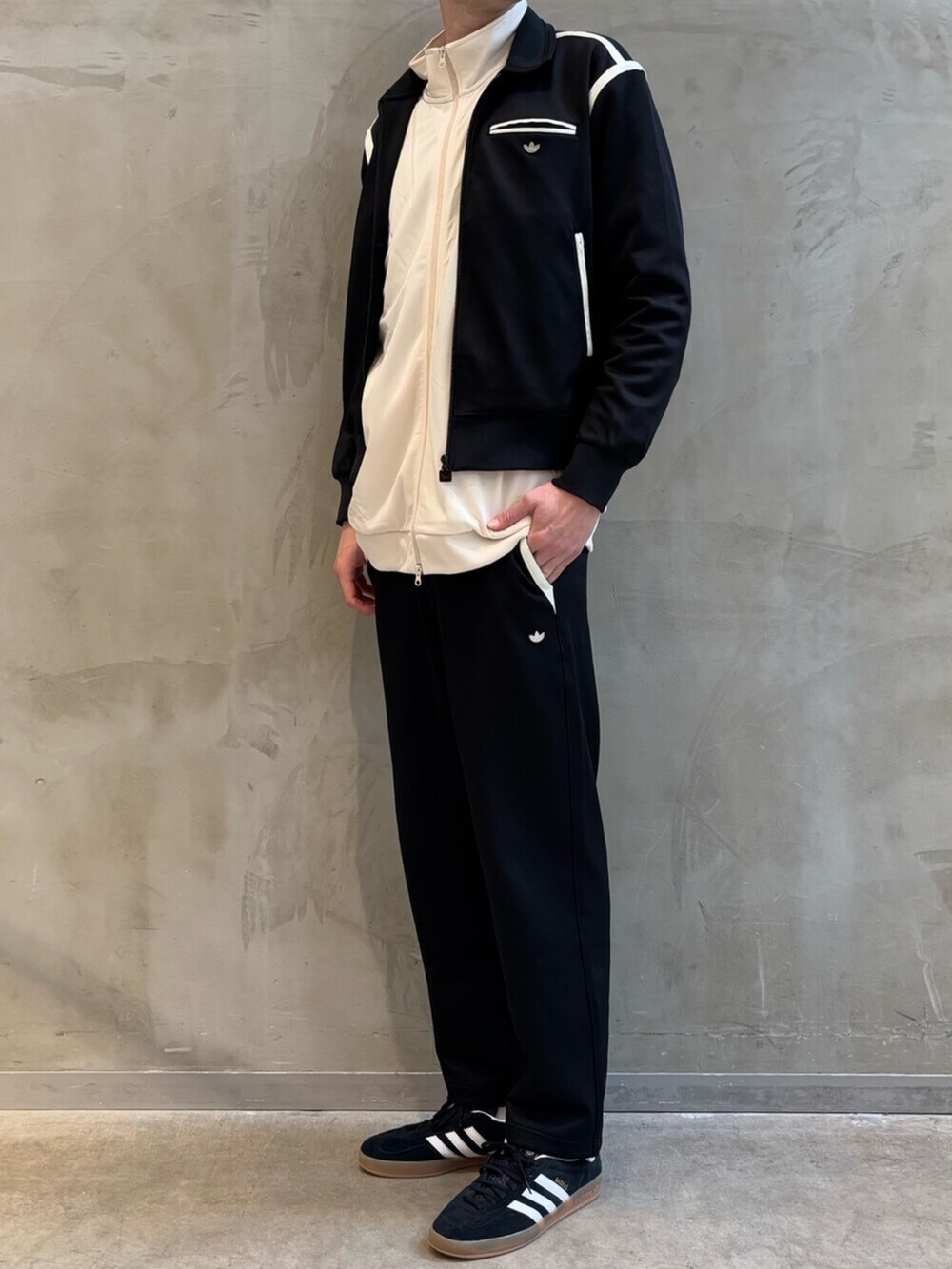 ホワイト系のジャージ、ブラック系のその他パンツ、ブラック系のシューズを着用したメンズの冬コーディネートの2枚目の写真