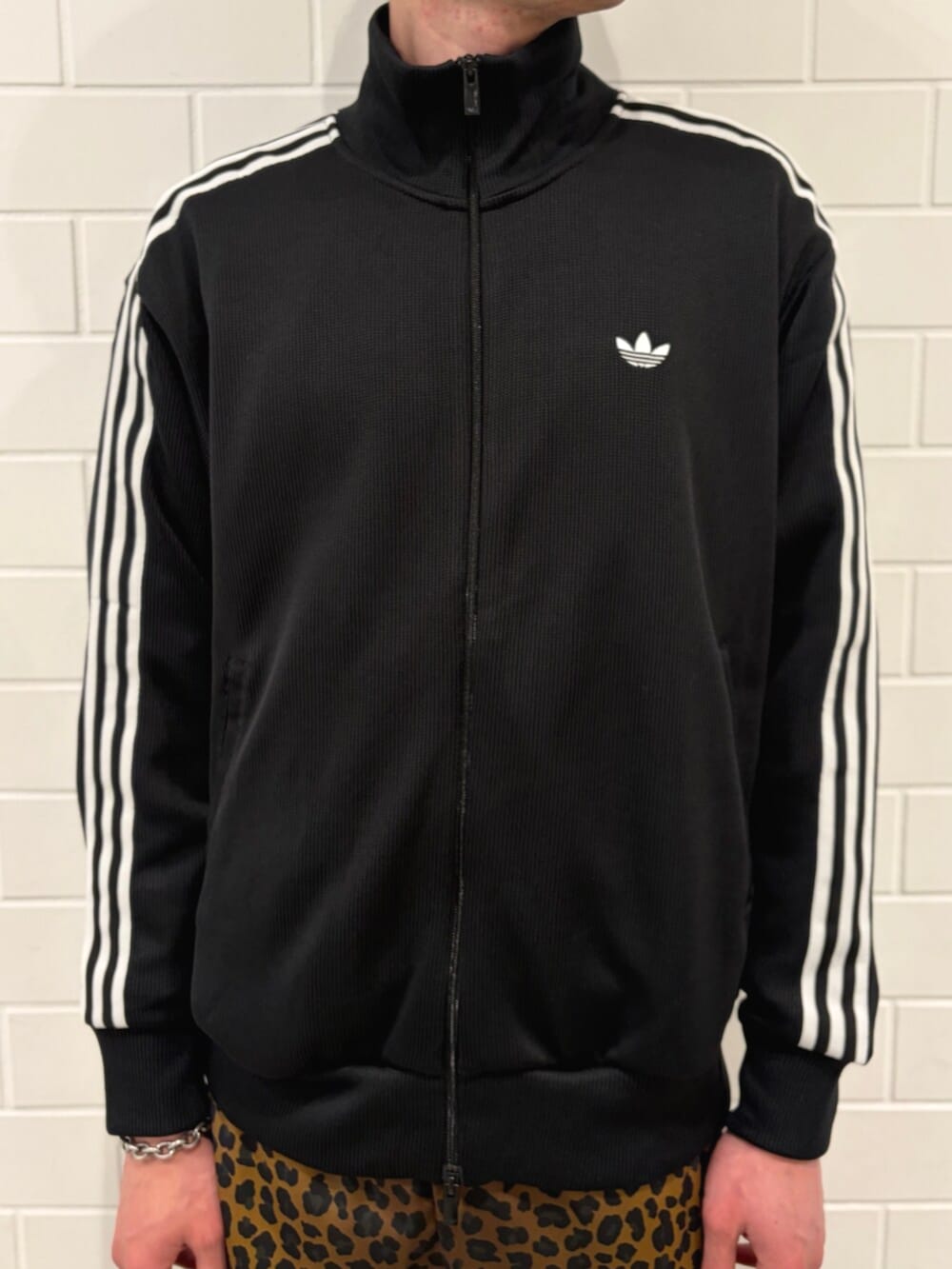 ブラック系のジャージ、ブラウン系のその他パンツ、ホワイト系のスニーカーを着用したメンズの春コーディネートの4枚目の写真