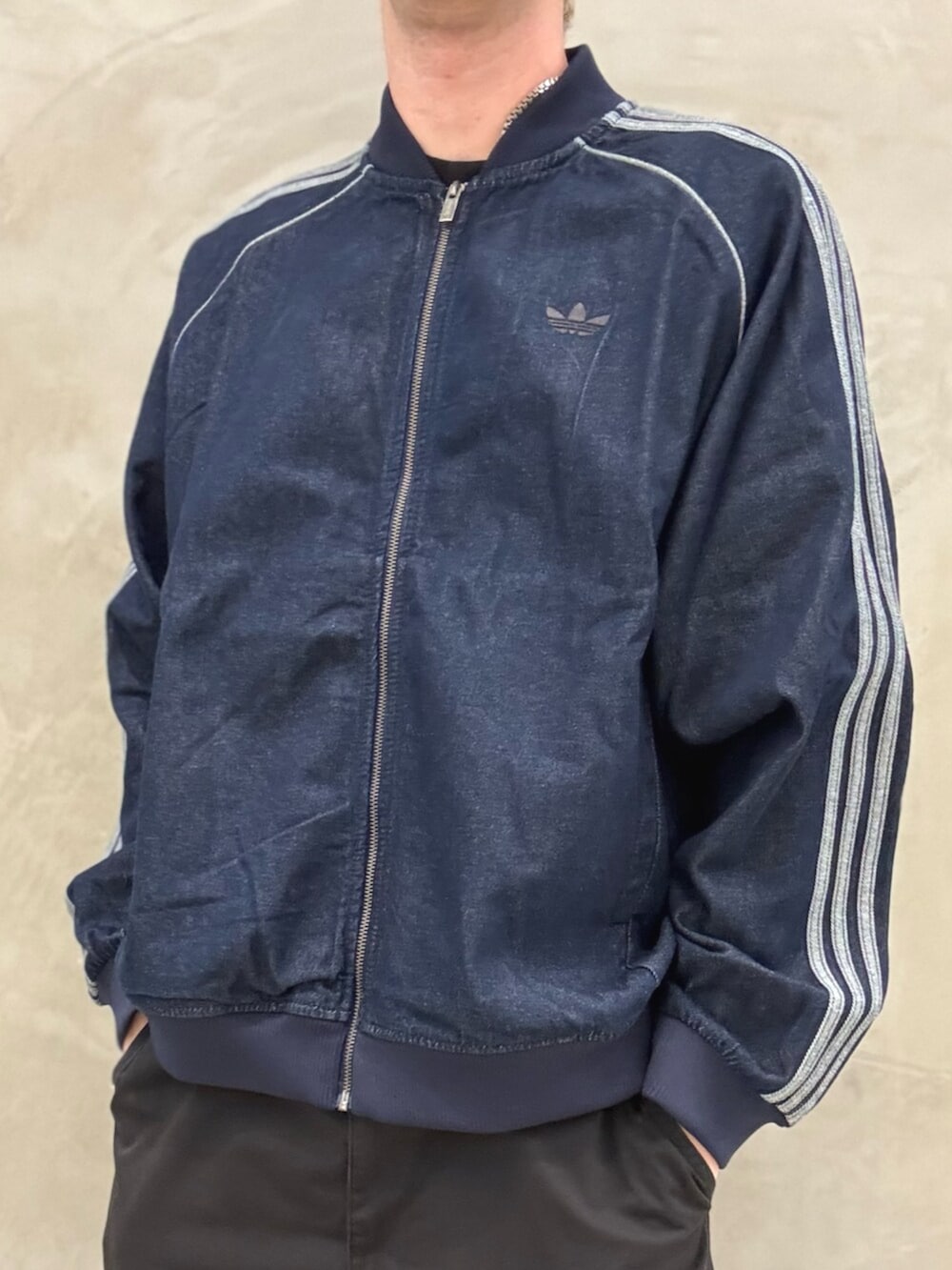 「adidas、adidas originals、アディダス、アディダスオリジナルス、スニーカー、デニムジャケット、SPEZIAL」｜「adidasのSST アディカラー ルーズ SST デニム ストーン（デニムジャケット、ブルー系）」を使った、JNさん（メンズ・195cm）の夏コーディネートの3枚目の写真