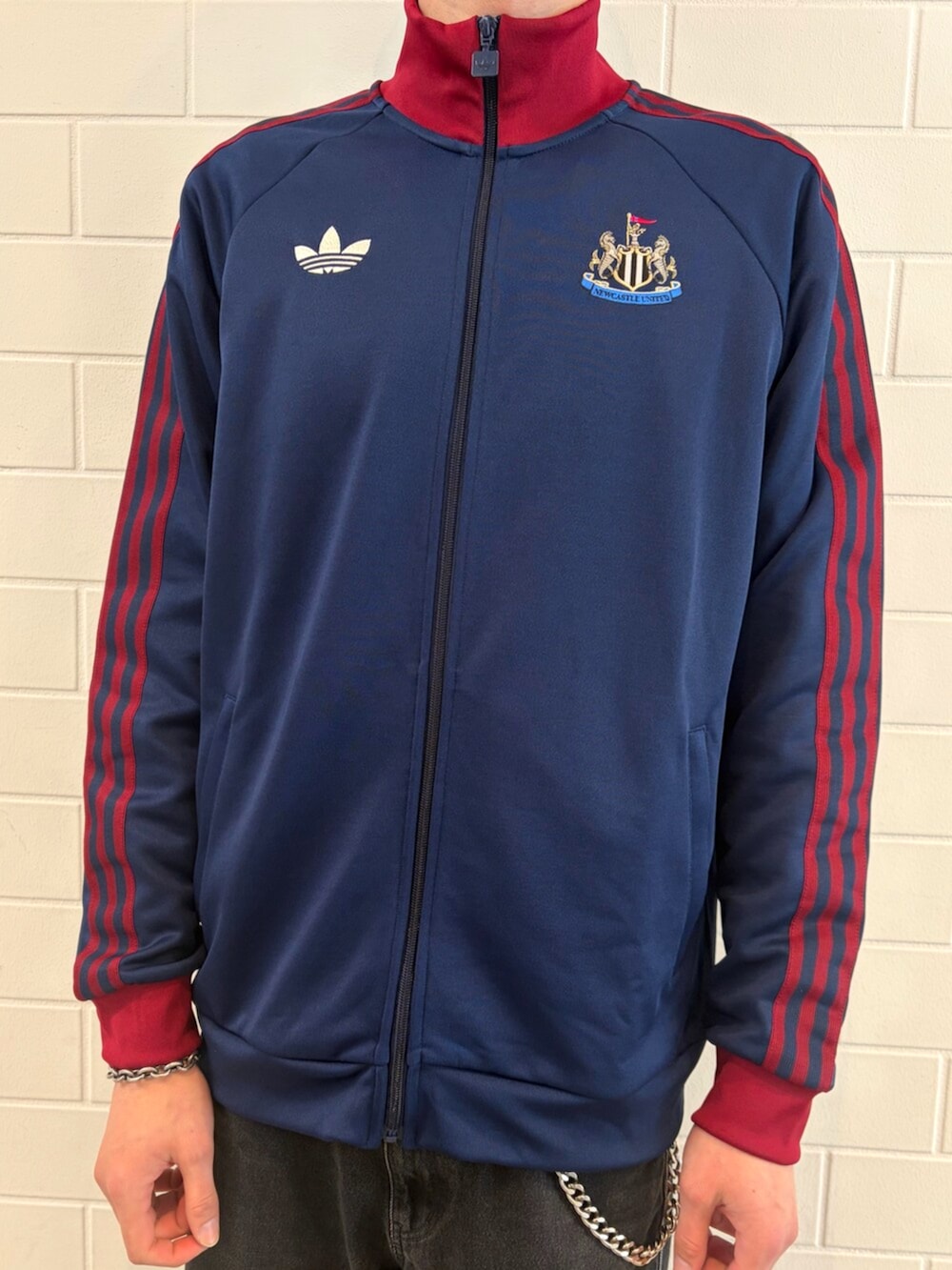 ブルー系のジャージ、ブラウン系のスニーカーを着用したメンズの春コーディネートの3枚目の写真