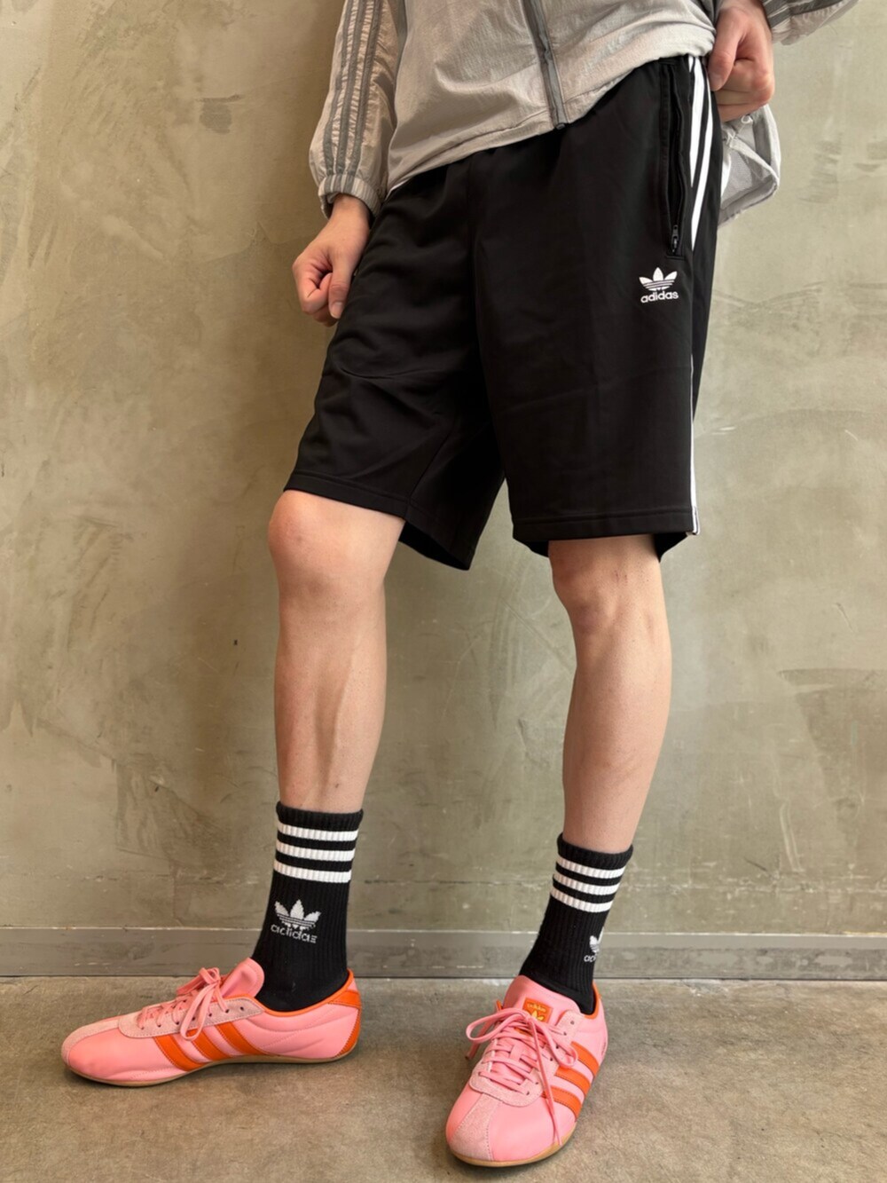 「adidas、adidas originals、アディダス、アディダスオリジナルス、スニーカー、ジャージ、アディカラー、ショーツ、チームガイスト、TOKYO、lowprofile」｜「adidasのアディカラーファイヤーバードショーツ / ハーフパンツ / アディダスオリジナルス adidas Originals（その他パンツ、ブラック系）」を使った、JNさん（メンズ・195cm）の夏コーディネートの5枚目の写真