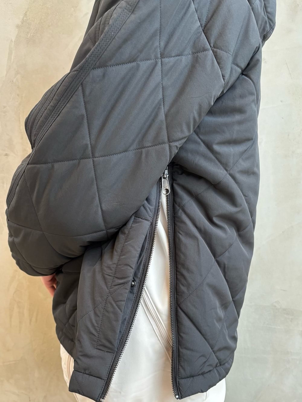 【adidas 】 ガゼル トラックジャケット プレミアム エッセンシャルズ キルト 1/2ジップ ジャケット