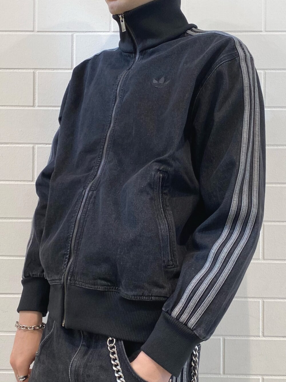 ブラック系のジャージ、ブラウン系のジャージ、ブラウン系のスニーカーを着用したメンズの冬コーディネートの5枚目の写真