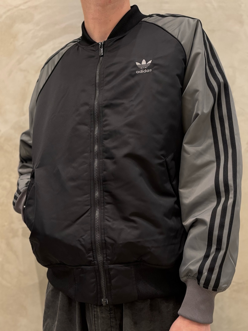 プレミアム カレッジジャケットのアディダスコーデ【アディダス公式】