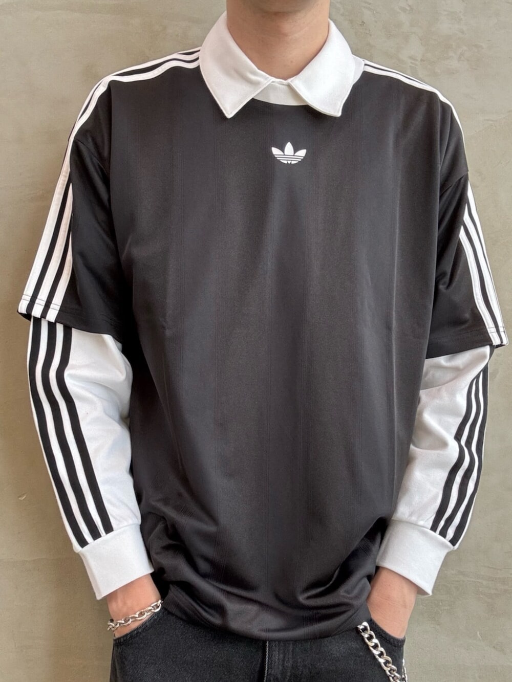 ホワイト系のポロシャツ、ブラック系のTシャツ/カットソー、ホワイト系のスニーカーを着用したメンズの夏コーディネートの4枚目の写真