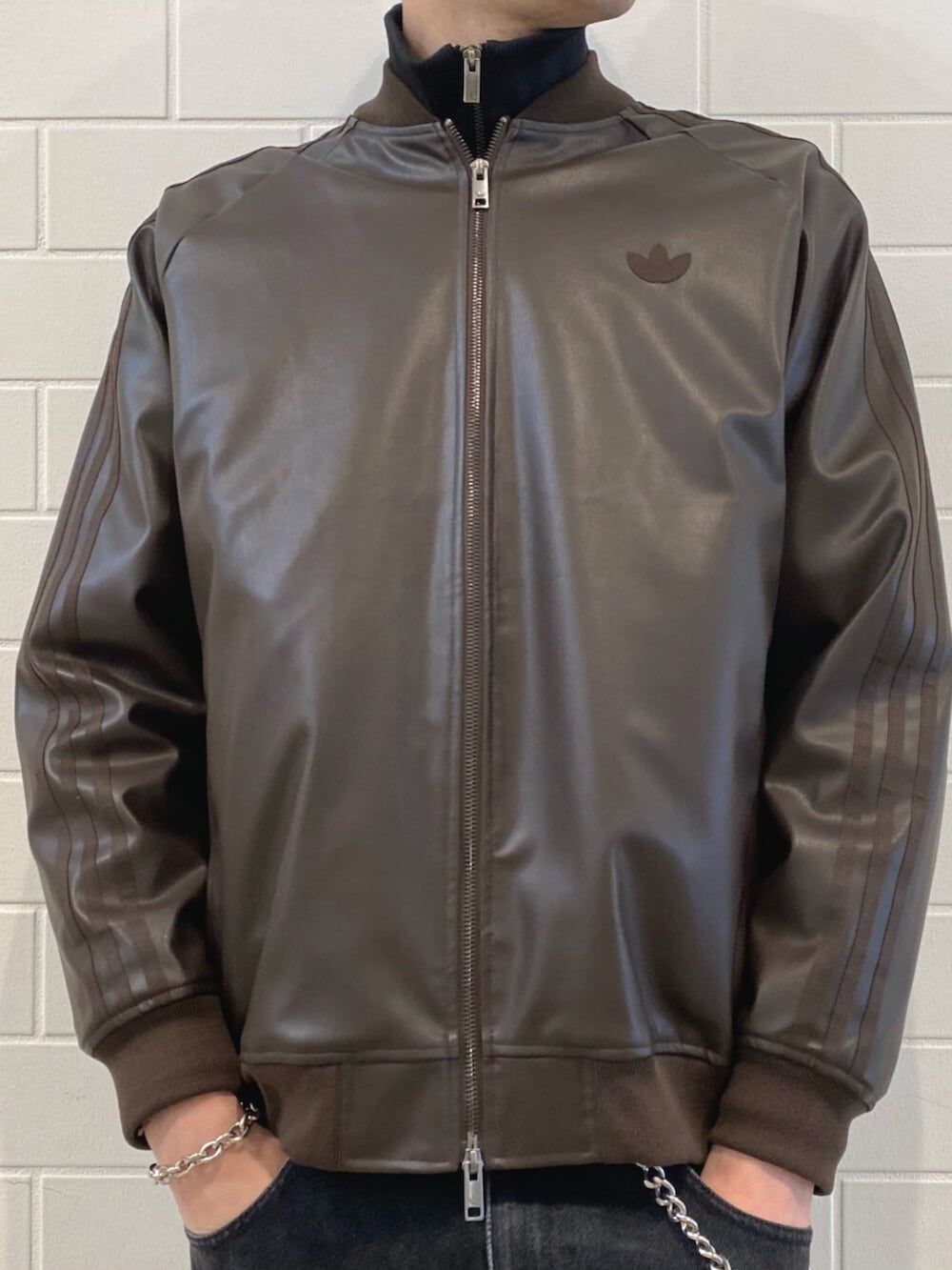 ブラック系のジャージ、ブラウン系のジャージ、ブラウン系のスニーカーを着用したメンズの冬コーディネートの4枚目の写真