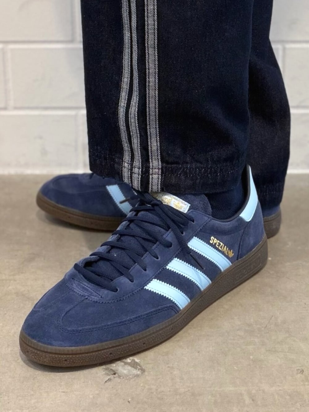 ブルー系のスニーカー、ブルー系のトップスを着用したメンズの春コーディネートの6枚目の写真