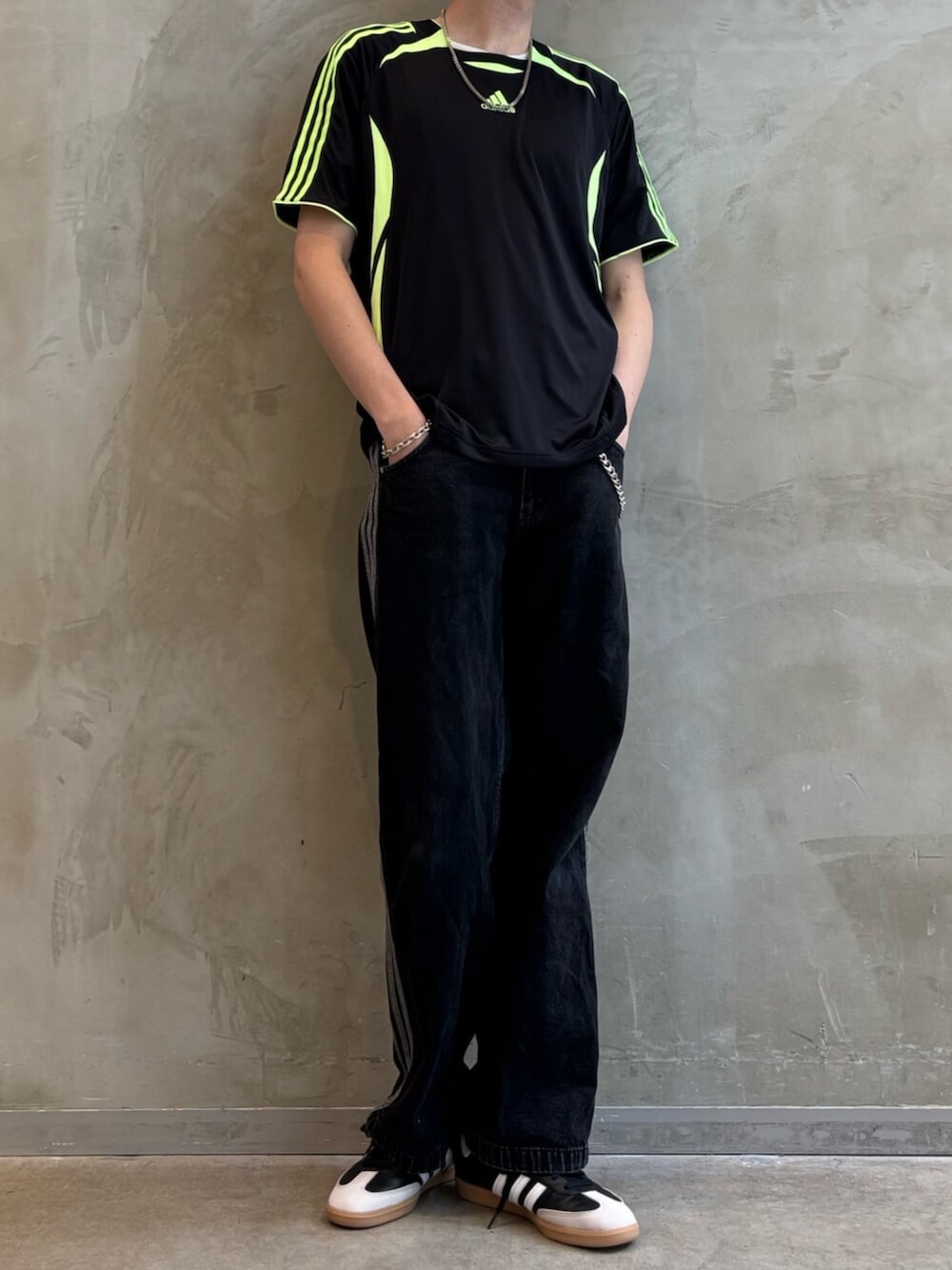 ブラック系のTシャツ/カットソー、ブラック系のシューズを着用したメンズの夏コーディネートの2枚目の写真