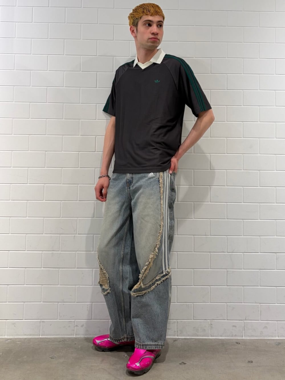 ブルー系のデニムパンツ、ブラック系のTシャツ/カットソー、ピンク系のシューズを着用したメンズの春コーディネートの3枚目の写真