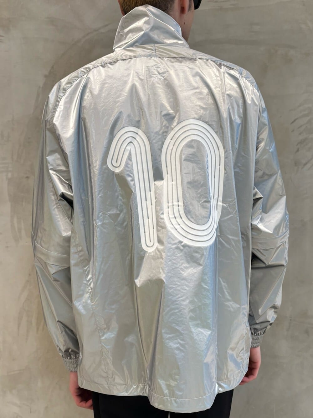 シルバー系のスニーカー、シルバー系のジャージを着用したメンズの夏コーディネートの5枚目の写真