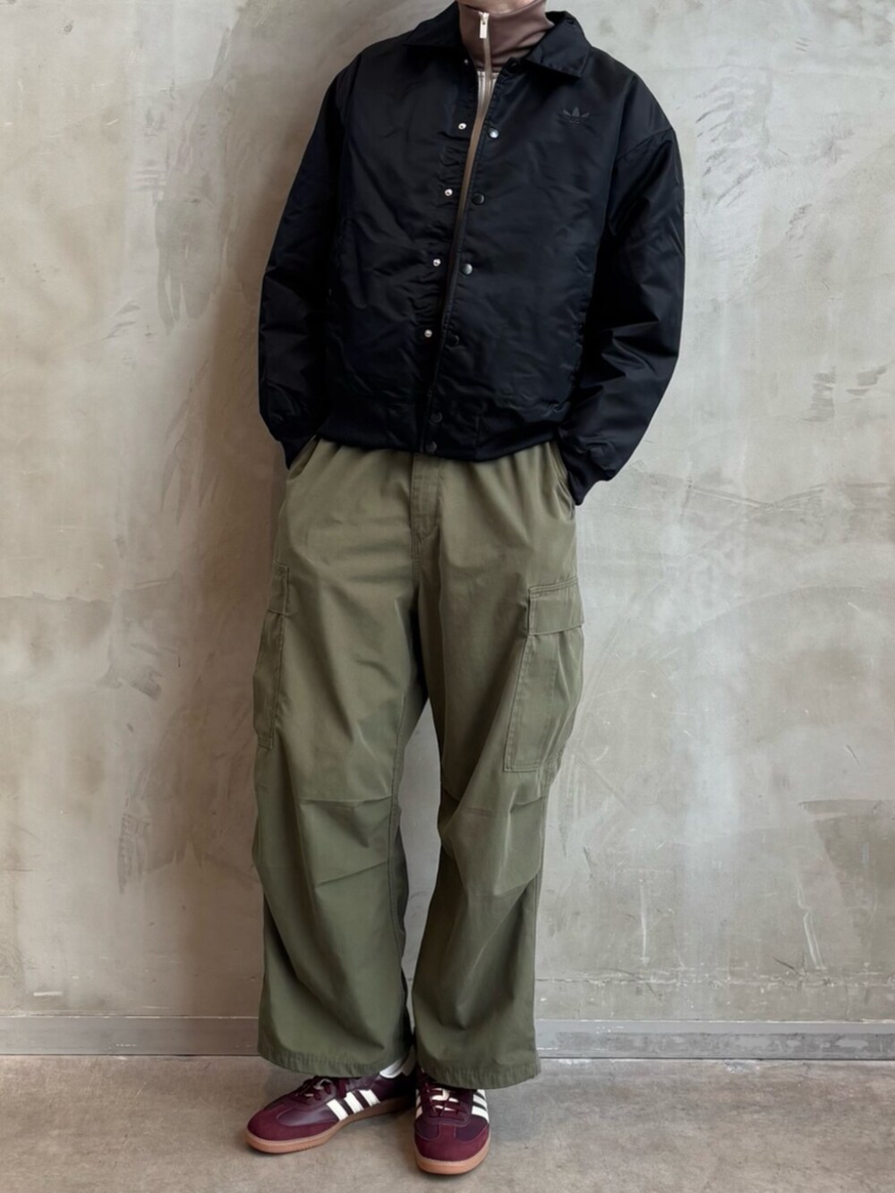 ブラック系のブルゾン、レッド系のスニーカー、ホワイト系のトップスを着用したメンズの春コーディネートの2枚目の写真