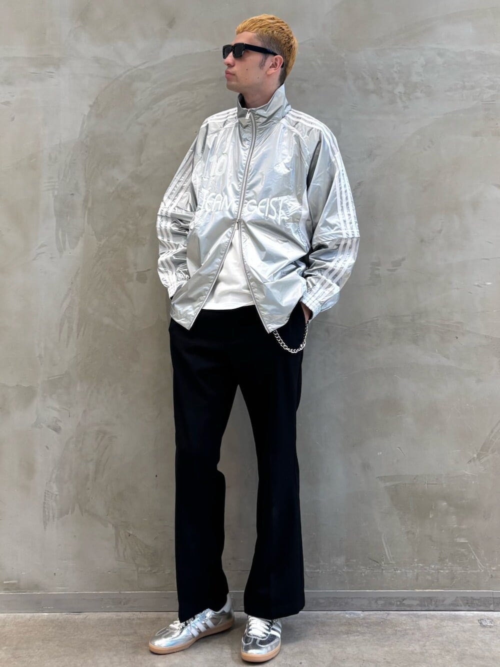 シルバー系のスニーカー、シルバー系のジャージを着用したメンズの夏コーディネートの3枚目の写真