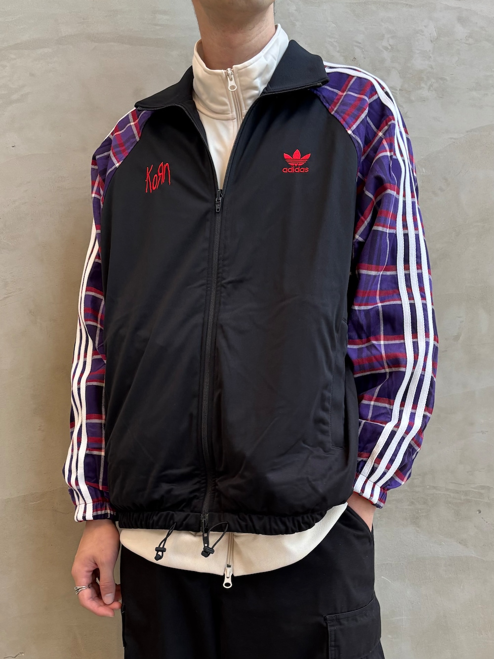 ブラック系のトップス、ブラック系のシューズを着用したメンズの秋コーディネートの2枚目の写真