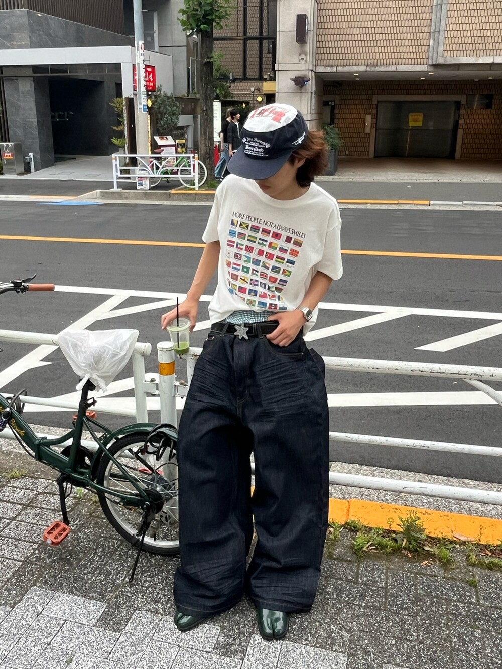 「ワイドパンツ、白Tシャツ、Tシャツ、WEARタイアップ、海外ファッション、ストリート」｜「Belvetのアイテム（デニムパンツ、ブラック系）」を使った、おさむさん（骨格ストレート・メンズ・173cm）の春コーディネートの2枚目の写真