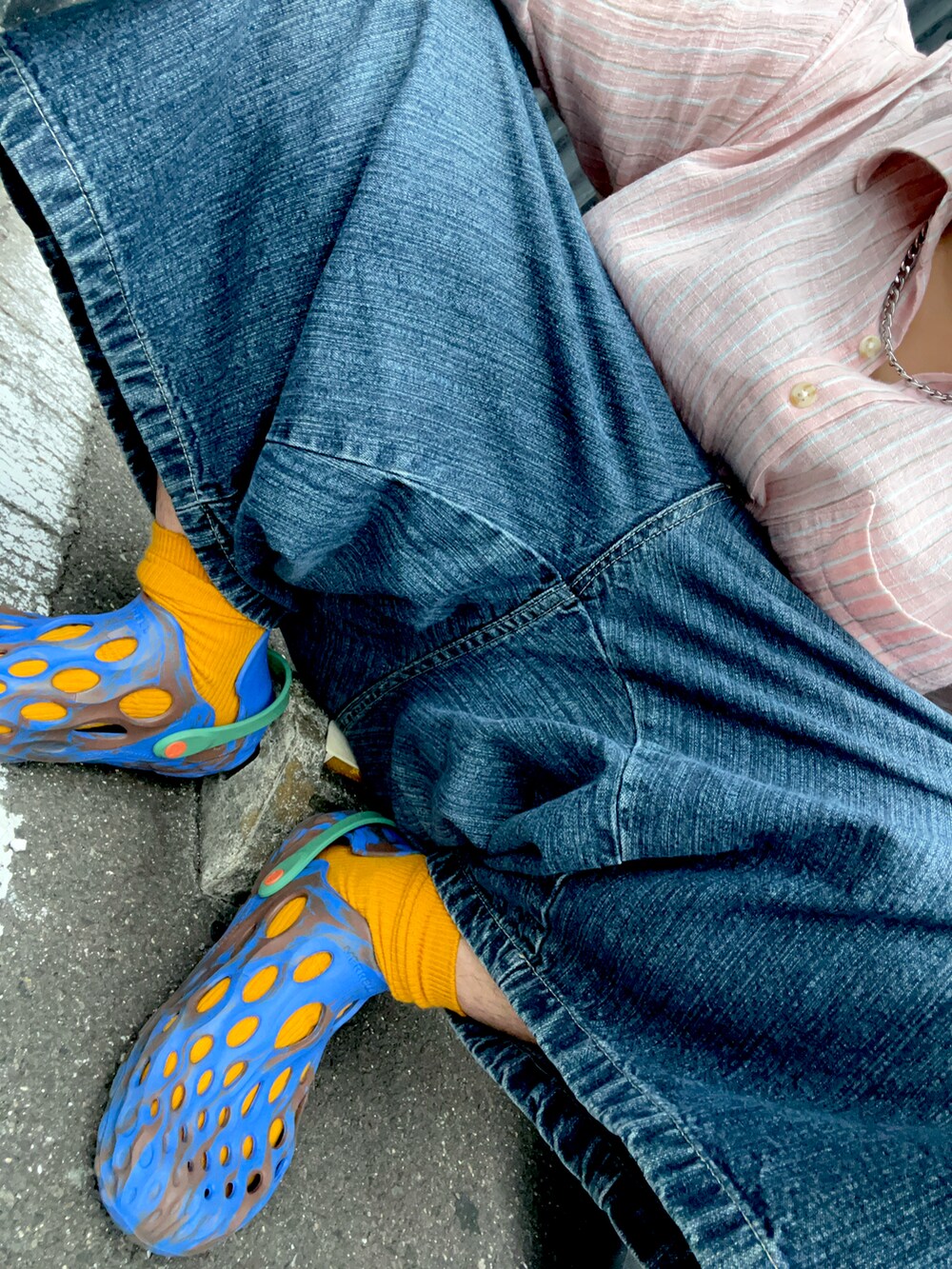 ブルー系のサンダル、ブルー系のデニムパンツ、ピンク系のシャツ/ブラウスを着用したメンズの夏コーディネートの2枚目の写真