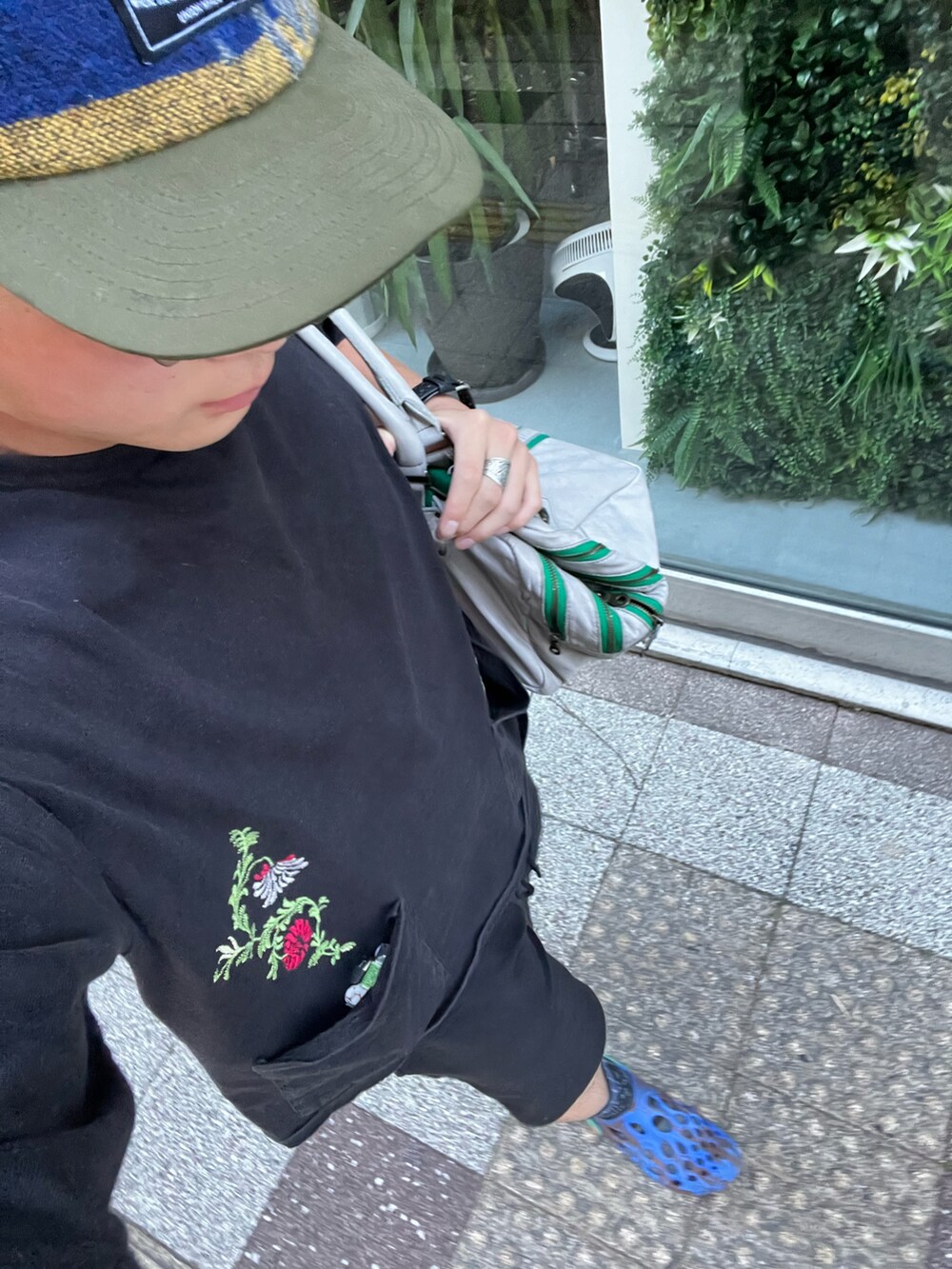 ホワイト系のサンダル、ブラック系のTシャツ/カットソー、ブラック系のスウェットパンツを着用したメンズの夏コーディネートの2枚目の写真