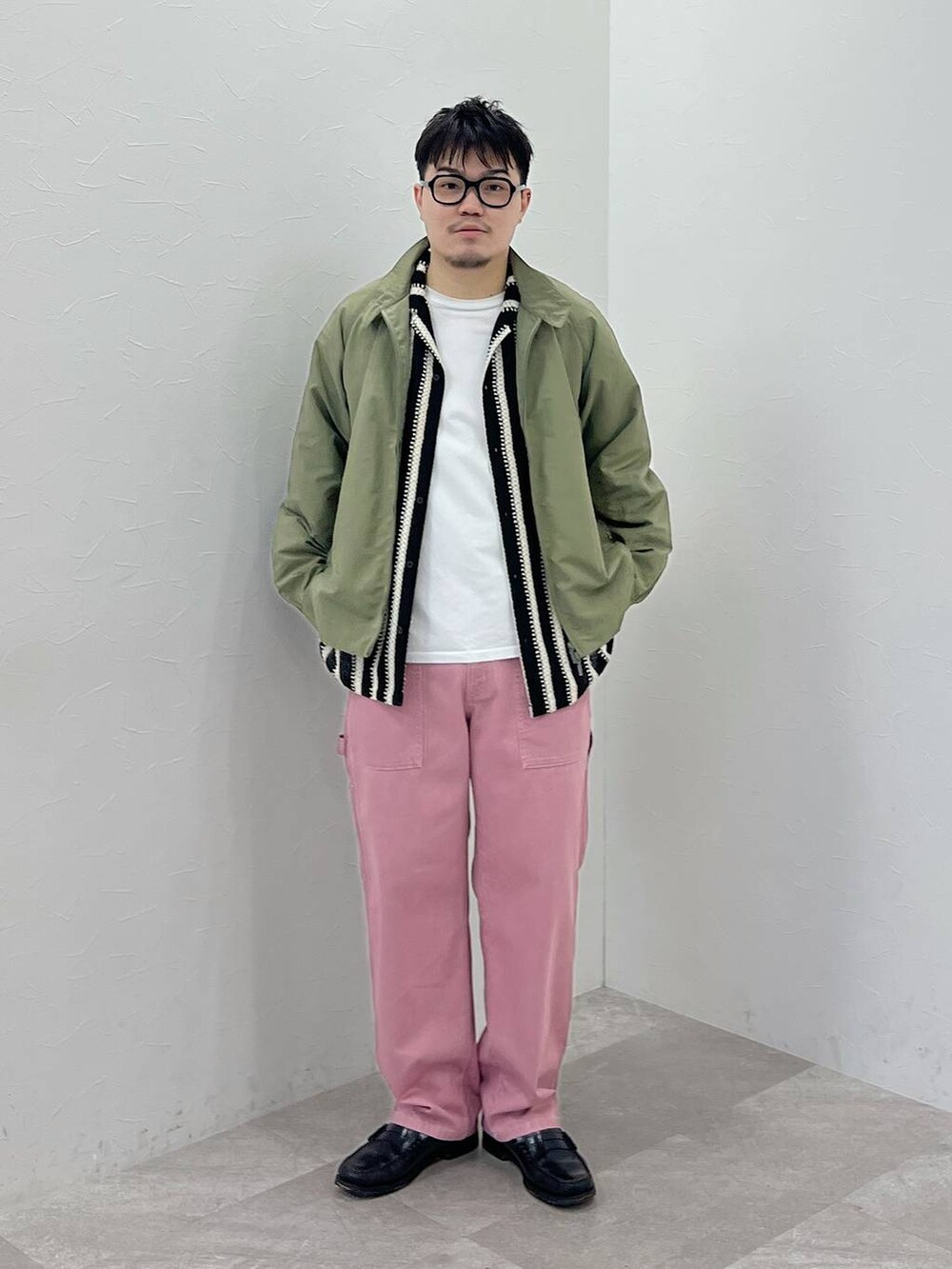 「オーバーサイズ、アウトドア、niko and ...、差し色コーデ、着痩せ・細見え、リラックス、休日コーデ、春コーデ、ゆったり、ストリート、ベーシック/シンプル、カジュアル」｜「niko and...の【NATOKii(ネイトゥーキー)】ナイロンドリズラージャケット（ナイロンジャケット、グリーン系）」を使った、ほりたくさん（メンズ・175cm）の春コーディネートの4枚目の写真