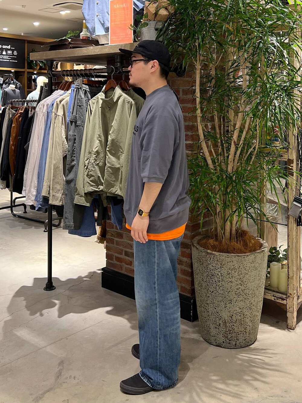 「差し色コーデ、着痩せ・細見え、リラックス、休日コーデ、春コーデ、ゆったり、ストリート、ベーシック/シンプル、カジュアル、オーバーサイズ、アウトドア、niko and ...」｜「niko and...の【niko and ...JEANS 2025SS】VINTAGEワイドデニム（デニムパンツ、ブルー系）」を使った、ほりたくさん（メンズ・175cm）の春コーディネートの2枚目の写真