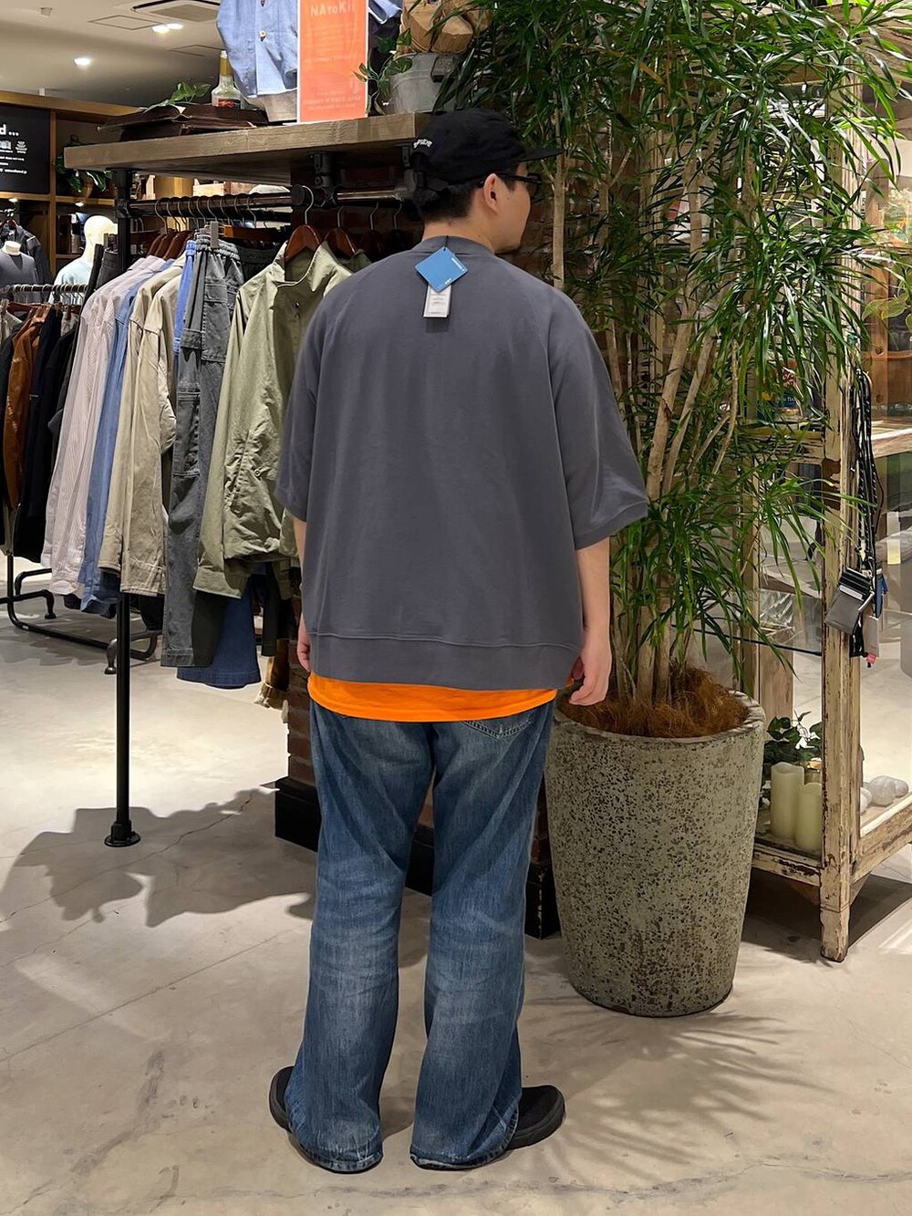「差し色コーデ、着痩せ・細見え、リラックス、休日コーデ、春コーデ、ゆったり、ストリート、ベーシック/シンプル、カジュアル、オーバーサイズ、アウトドア、niko and ...」｜「niko and...の【niko and ...JEANS 2025SS】VINTAGEワイドデニム（デニムパンツ、ブルー系）」を使った、ほりたくさん（メンズ・175cm）の春コーディネートの3枚目の写真