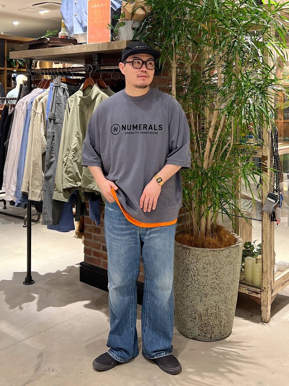 「差し色コーデ、着痩せ・細見え、リラックス、休日コーデ、春コーデ、ゆったり、ストリート、ベーシック/シンプル、カジュアル、オーバーサイズ、アウトドア、niko and ...」｜「niko and...の【niko and ...JEANS 2025SS】VINTAGEワイドデニム（デニムパンツ、ブルー系）」を使った、ほりたくさん（メンズ・175cm）の春コーディネートの4枚目の写真