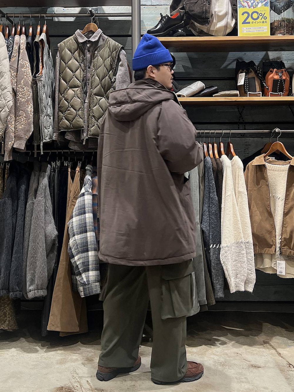 グリーン系のカーゴパンツ、ホワイト系のスウェット、ブルー系のニットキャップ/ビーニーを着用したメンズの秋コーディネートの3枚目の写真