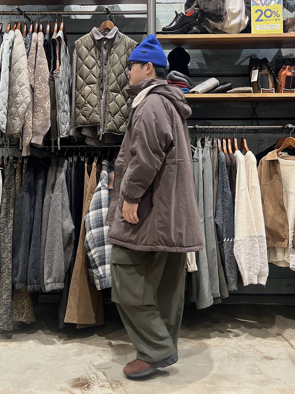 グリーン系のカーゴパンツ、ホワイト系のスウェット、ブルー系のニットキャップ/ビーニーを着用したメンズの秋コーディネートの2枚目の写真