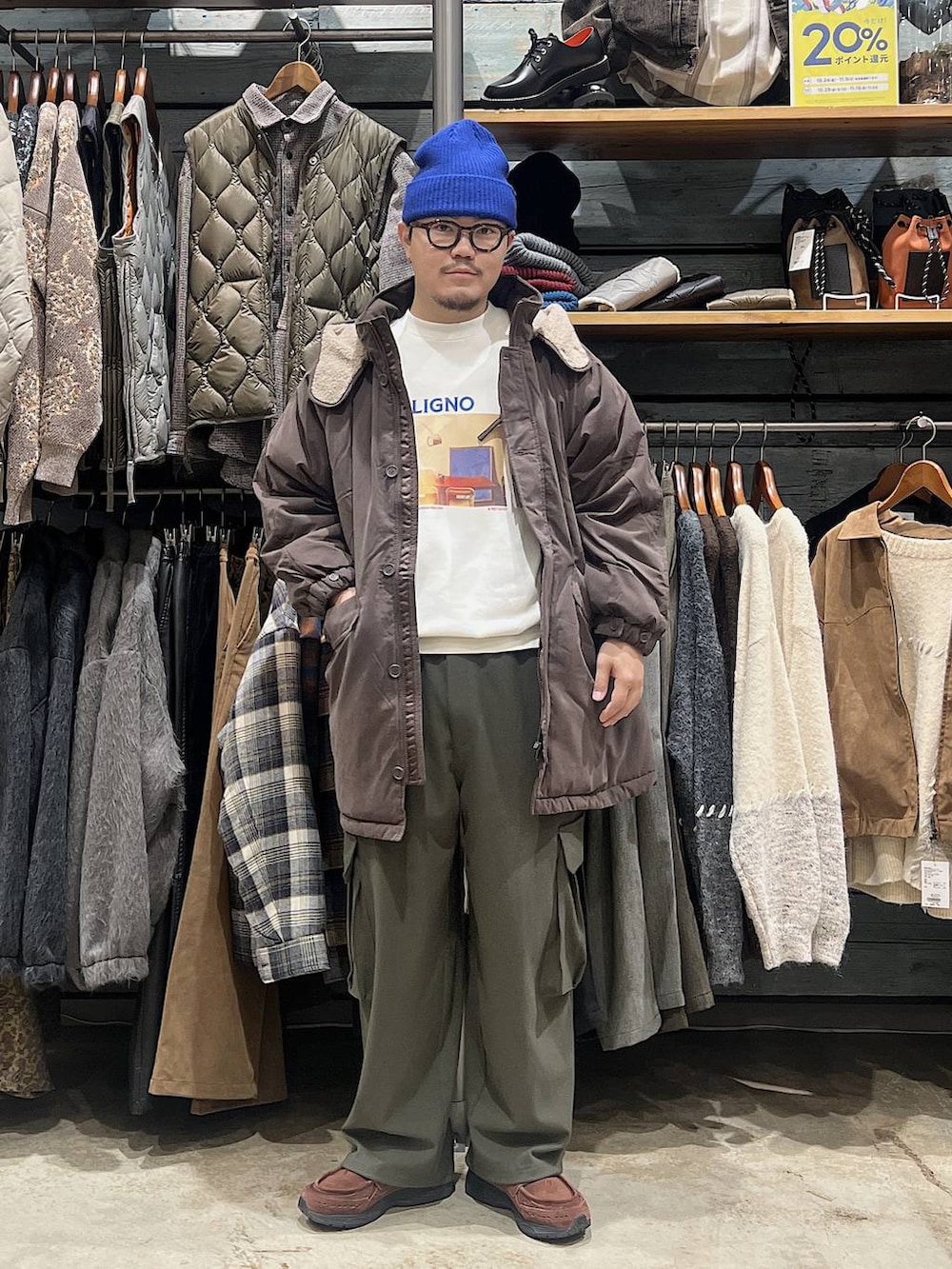 グリーン系のカーゴパンツ、ホワイト系のスウェット、ブルー系のニットキャップ/ビーニーを着用したメンズの秋コーディネートの4枚目の写真