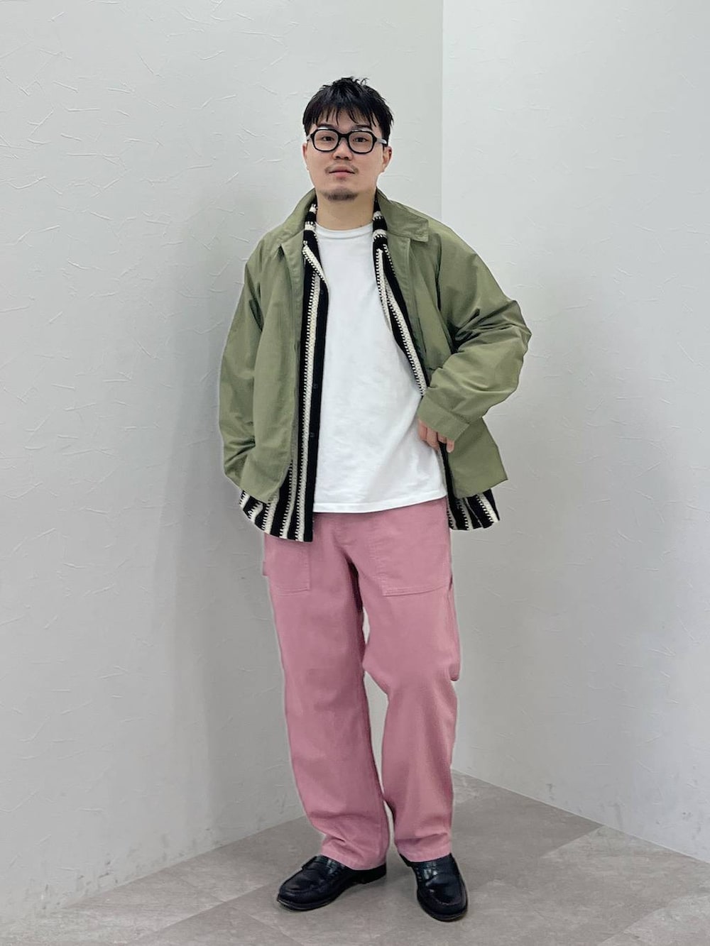 「オーバーサイズ、アウトドア、niko and ...、差し色コーデ、着痩せ・細見え、リラックス、休日コーデ、春コーデ、ゆったり、ストリート、ベーシック/シンプル、カジュアル」｜「niko and...の【NATOKii(ネイトゥーキー)】ナイロンドリズラージャケット（ナイロンジャケット、グリーン系）」を使った、ほりたくさん（メンズ・175cm）の春コーディネートの5枚目の写真
