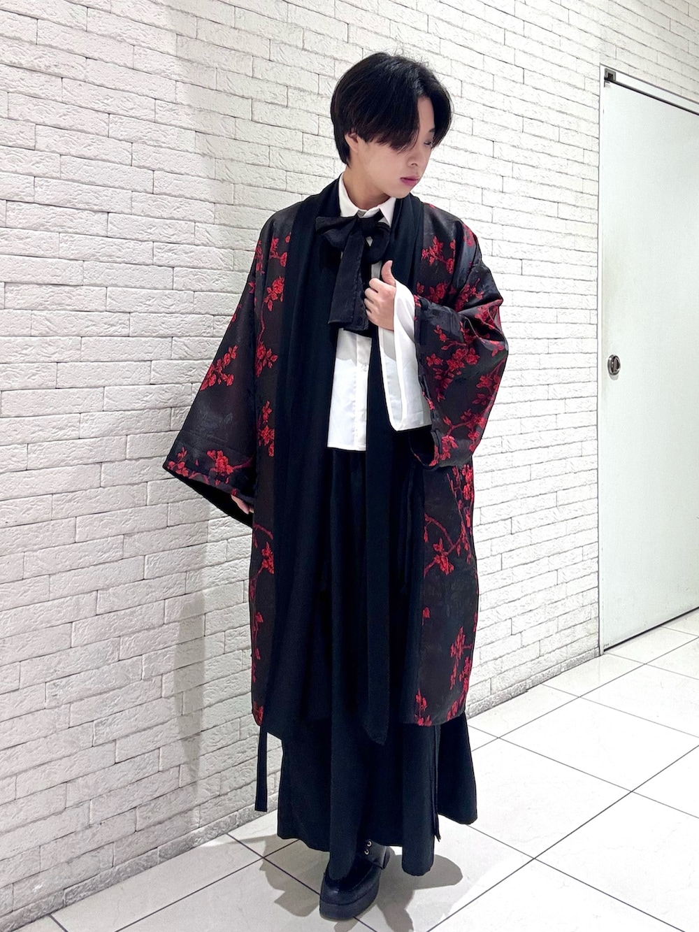 「ロングコート、カーゴパンツ、冬コーデ、axes femme、AXES-X、和柄、モード、和モード、メンズファッション、ジェンダーレス、ユニセックス、袴パンツ」｜「AXES-Xのパラシュート袴パンツ（その他パンツ、ブラック系）」を使った、みちゅんさん（メンズ・162cm）の秋コーディネートの2枚目の写真