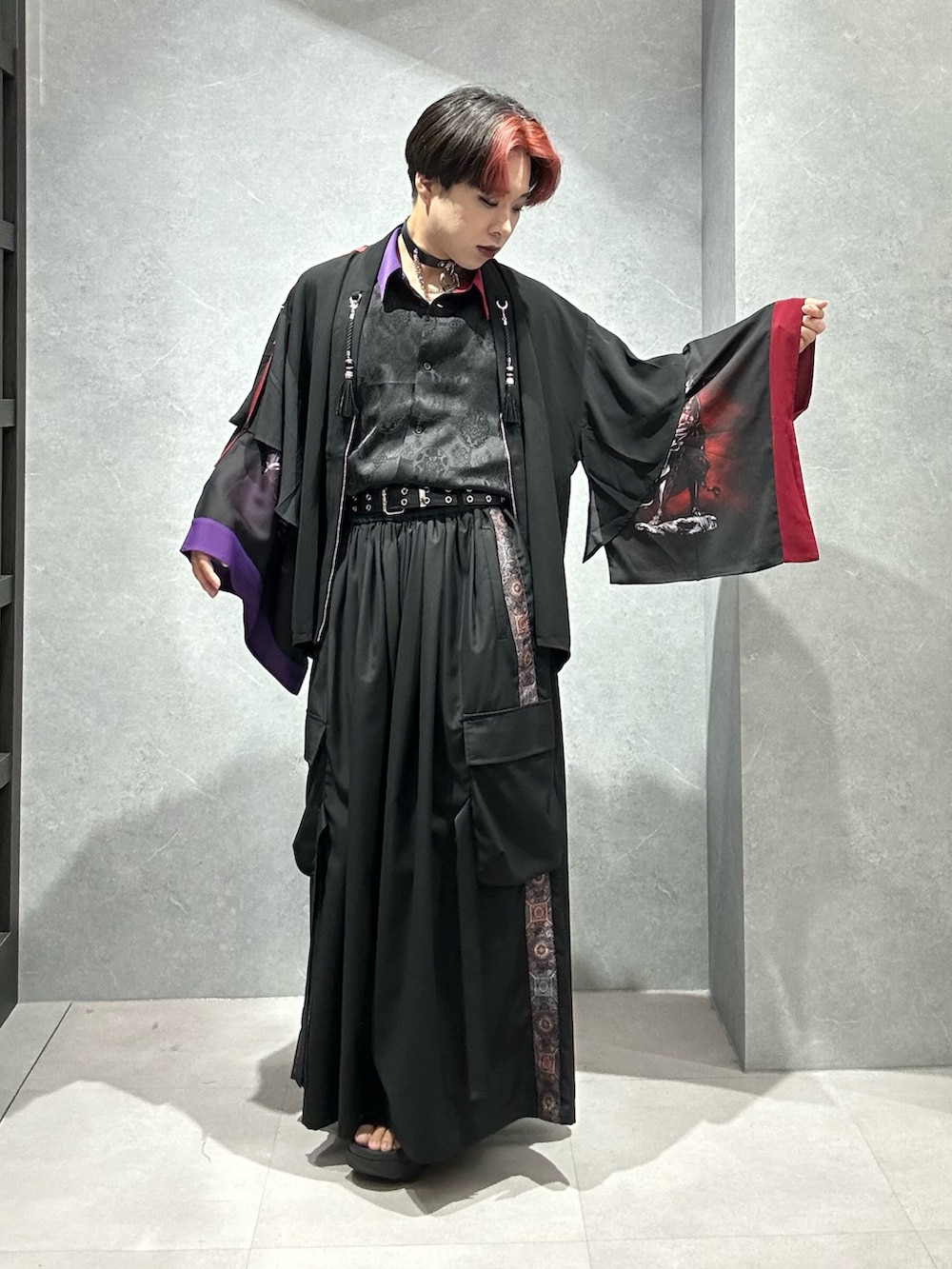 「柄シャツ、サンダル、シャツスタイル、夏コーデ、AXES-X、REZEN、夏服コーデ、ジェンダーレス、和風、和装、袴パンツ、袴」｜「REZENの金剛力士ケープ羽織（その他アウター、ブラック系）」を使った、みちゅんさん（メンズ・162cm）の夏コーディネートの2枚目の写真