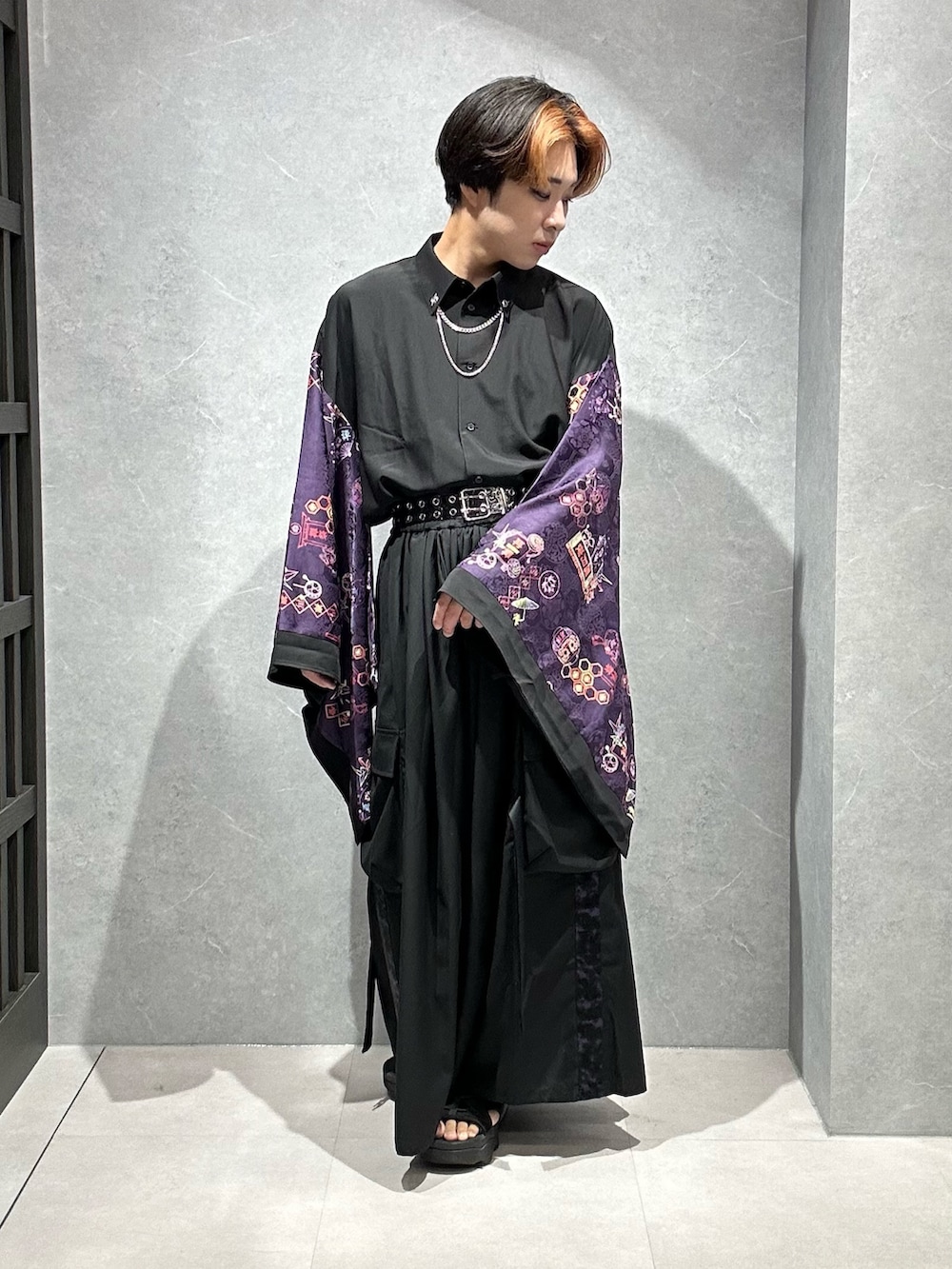 「袴パンツ、柄シャツ、ジェンダーレス、浴衣、カーゴパンツ、シンプルコーデ、夏コーデ、ブラックコーデ、REZEN、AXES-X、outfit、春夏コーデ、ワイドパンツ」｜「REZENの和ネオンプリント和袖シャツ（シャツ/ブラウス、ブラック系）」を使った、みちゅんさん（メンズ・162cm）の夏コーディネートの3枚目の写真