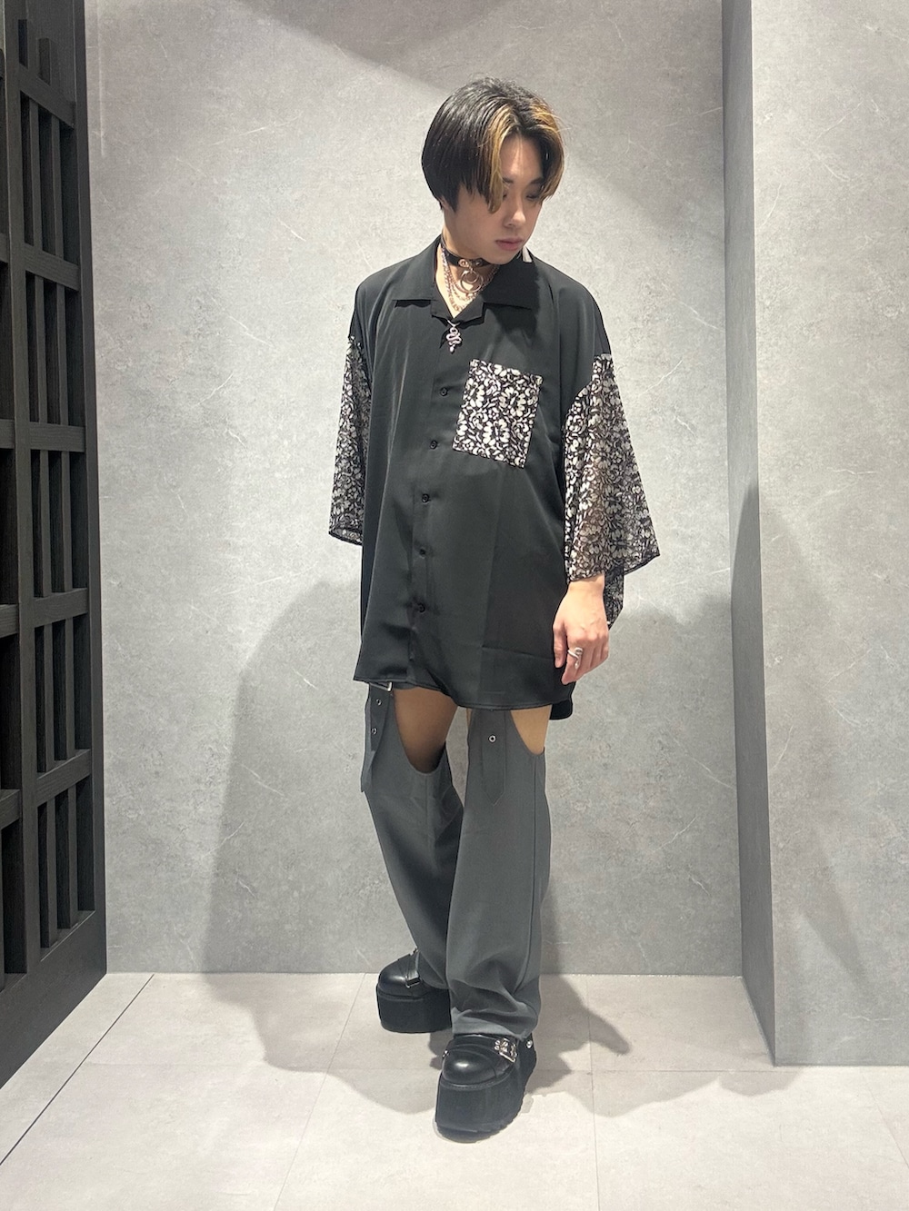 「サブカル、サブカル地雷、カットアウト、韓国ファッション、カーゴパンツ、レースシャツ、休日スタイル、モノトーン、淡色コーデ、axes femme POETIQUE、REZEN、春、春夏コーデ、ジェンダーレス、和装」｜「REZENのレース切替和袖シャツ（シャツ/ブラウス、グレー系）」を使った、みちゅんさん（メンズ・162cm）の春コーディネートの2枚目の写真