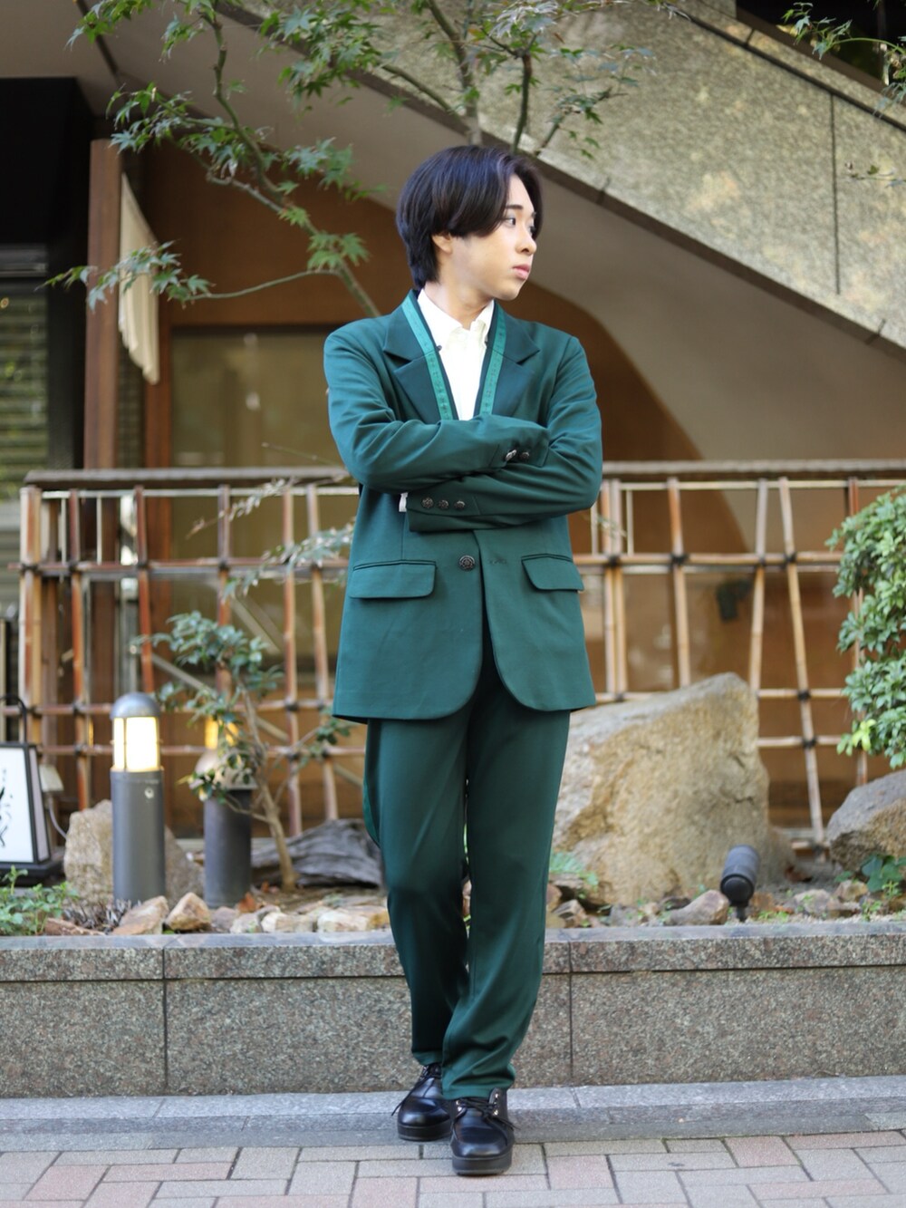 「axes femme、冬アウター、シンプルスタイル、シャツスタイル、ジャケットスタイル、セットアップ、スーツスタイル、ジェンダーレス、ラインパンツ、グリーン」｜「AXES-Xの百人一首ラインジャケット（テーラードジャケット、グリーン系）」を使った、みちゅんさん（レディース・162cm）の冬コーディネートの5枚目の写真