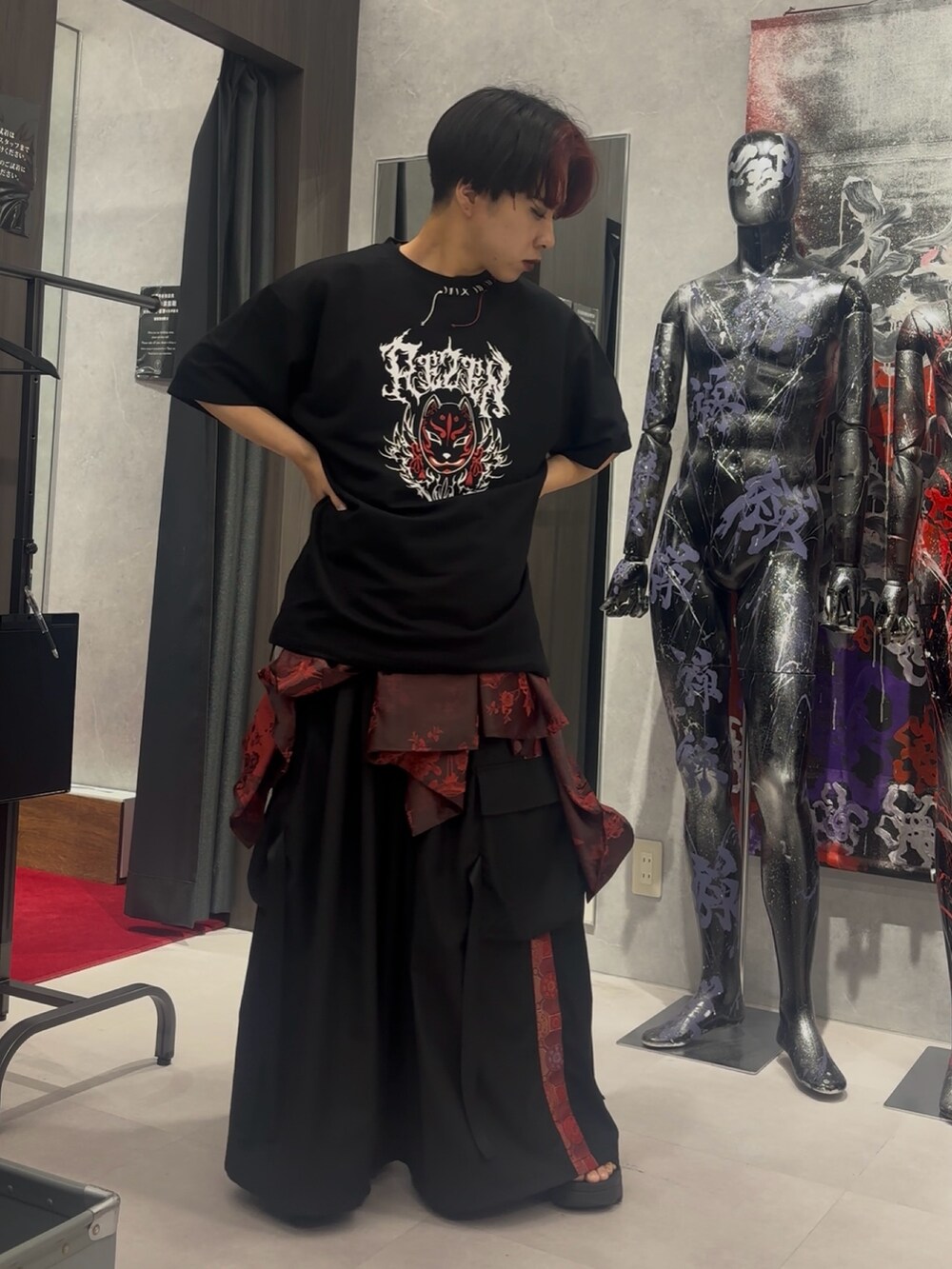 「アメカジ、Tシャツ、REZEN、春夏コーデ、ストリートコーデ、カーゴパンツ、ワイドパンツ、ジェンダーレス、柄シャツ、シャツスタイル、黒Tシャツ、レイヤードスタイル、腰巻きスタイル」｜「REZENの狐面ロゴプリント半袖Ｔシャツ（Tシャツ/カットソー、レッド系）」を使った、みちゅんさん（メンズ・162cm）の夏コーディネートの3枚目の写真