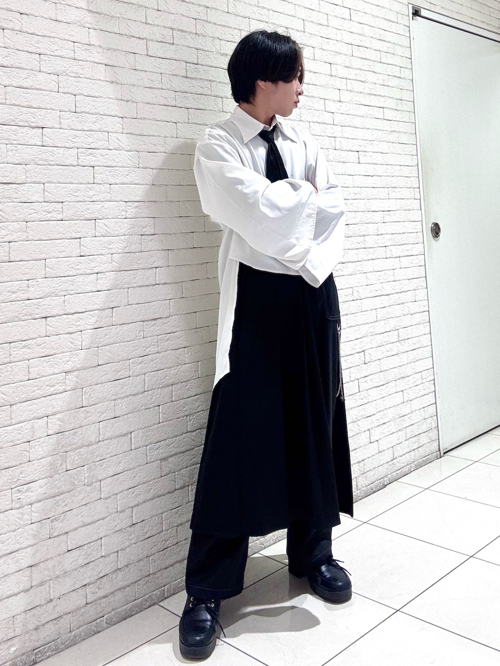 「最近のいい感じコーデ、サブカル、ネクタイ、巻きスカート、axes femme、axes femme POETIQUE、AXES-X、ジェンダーレス、メンズファッション、和洋折衷」｜「axes femme POETIQUEのガーターリング付パンツ（その他パンツ、ブラック系）」を使った、みちゅんさん（メンズ・162cm）の冬コーディネートの3枚目の写真