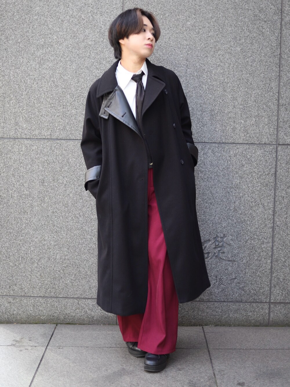 「冬コーデ、クリスマスに着たい服、レザー、冬アウター、コート、パンツスタイル、細見えコーデ、赤、ロングコート、adidas、axes femme POETIQUE、AXES-X、ジェンダーレス、モード」｜「AXES-Xのあしひきの山鳥の尾シャツ（シャツ/ブラウス、ホワイト系）」を使った、みちゅんさん（レディース・162cm）の冬コーディネートの2枚目の写真