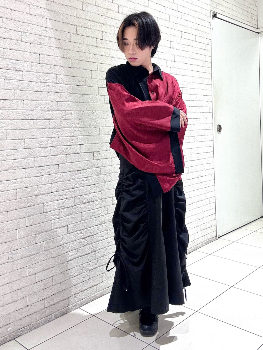 「レッド、メンズスカート、axes femme、AXES-X、ジェンダーレス、バイカラー、和服、着物、和モード、シャツコーデ、シャツスタイル」｜「AXES-Xの配色ジャガード和袖シャツ（シャツ/ブラウス、レッド系）」を使った、みちゅんさん（レディース・162cm）の冬コーディネートの4枚目の写真