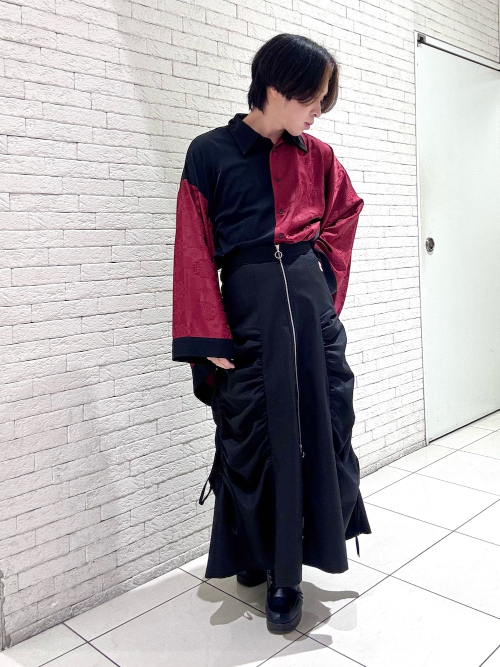 「レッド、メンズスカート、axes femme、AXES-X、ジェンダーレス、バイカラー、和服、着物、和モード、シャツコーデ、シャツスタイル」｜「AXES-Xの配色ジャガード和袖シャツ（シャツ/ブラウス、レッド系）」を使った、みちゅんさん（レディース・162cm）の冬コーディネートの3枚目の写真