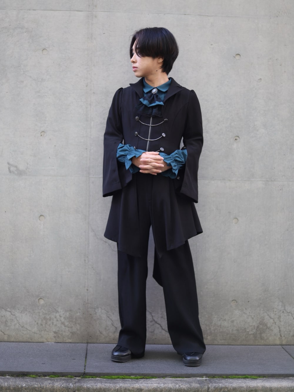 「冬コーデ、マイベストコーデ2024、セットアップ、レイヤード、モード、燕尾、ジェンダーレス、axes femme、axes femme POETIQUE、細見えコーデ」｜「axes femme POETIQUEの燕尾デザインロングジャケット（テーラードジャケット、ブラック系）」を使った、みちゅんさん（レディース・162cm）の冬コーディネートの2枚目の写真