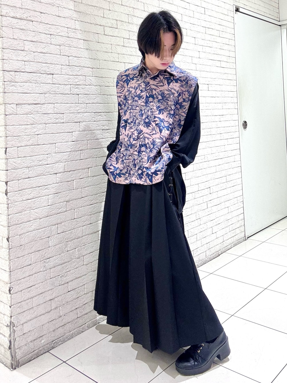 「axes femme、カジュアルスタイル、モード、モードカジュアル、ジェンダーレス、切替、春コーデ、袴パンツ、柄シャツ」｜「AXES-Xの花柄ジャカード狩衣風切替シャツ（シャツ/ブラウス、ブルー系）」を使った、みちゅんさん（メンズ・162cm）の冬コーディネートの2枚目の写真