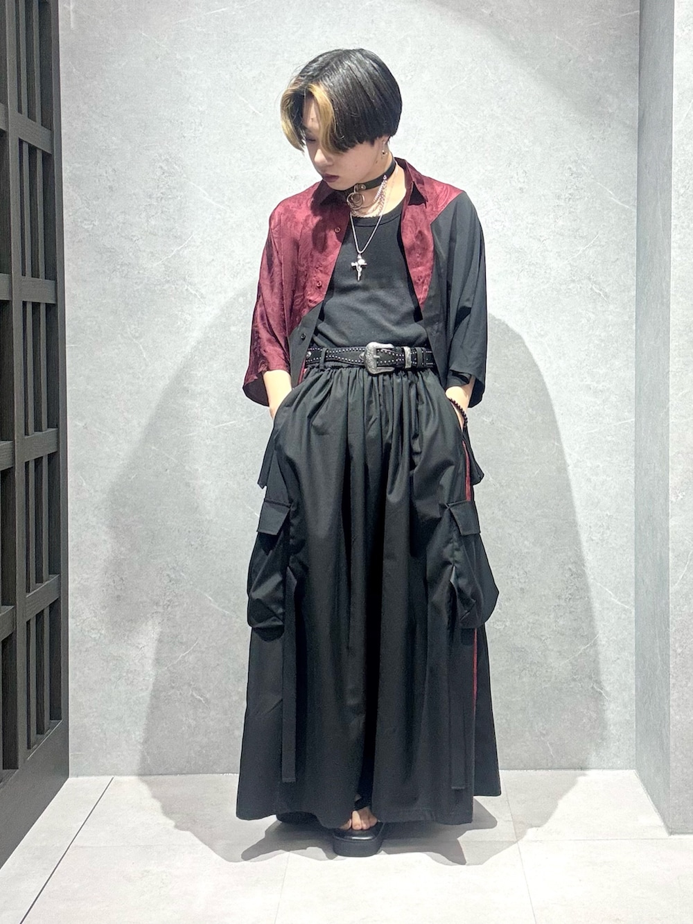 「カーゴパンツ、春夏コーデ、シンプルコーデ、AXES-X、REZEN、レイヤードスタイル、袴パンツ、バイカラー、ゆるコーデ、ジェンダーレス」｜「AXES-Xのバイアス切替ドルマンシャツ（シャツ/ブラウス、レッド系）」を使った、みちゅんさん（メンズ・162cm）の春コーディネートの3枚目の写真