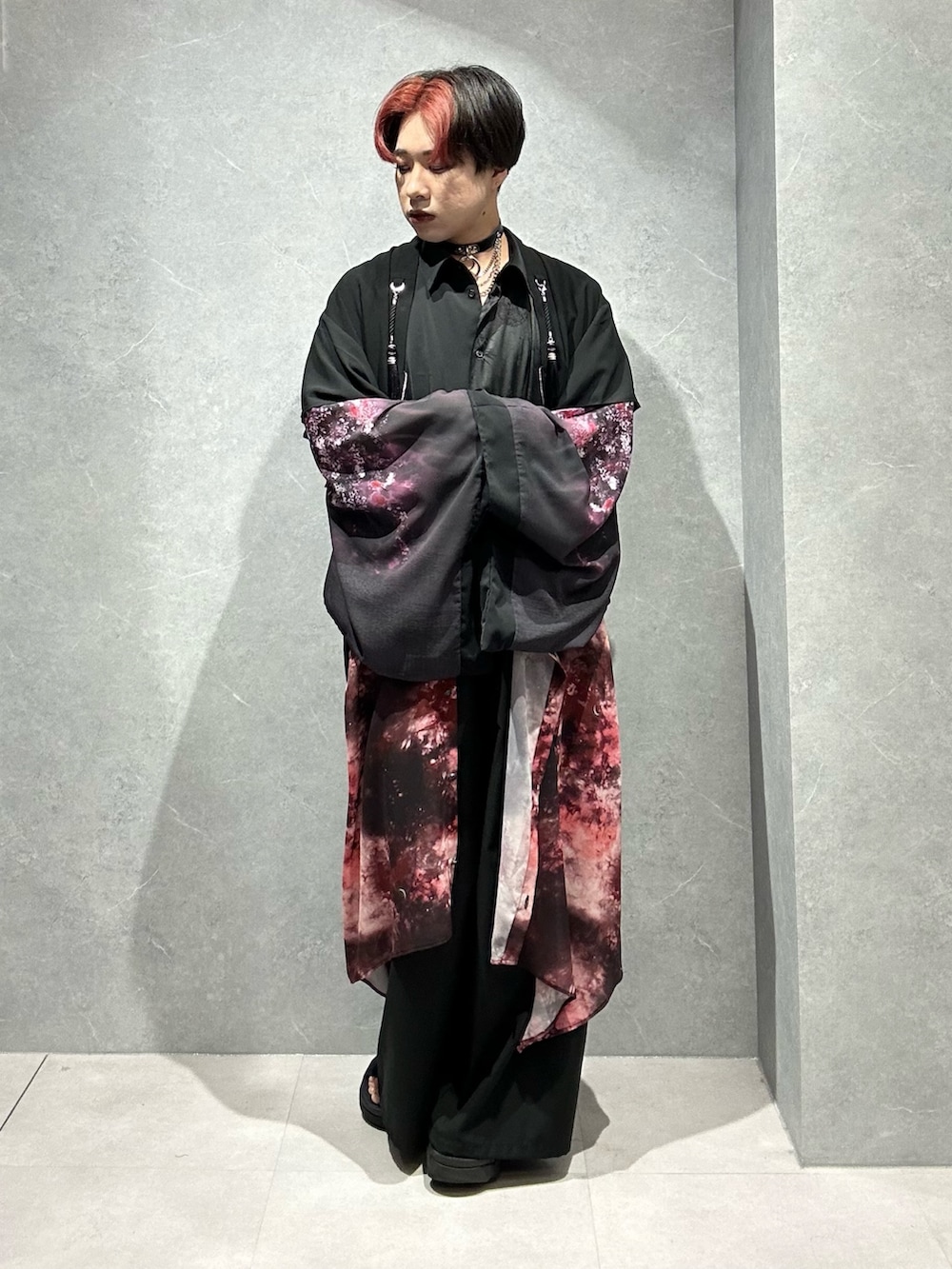 「柄シャツ、レイヤードスタイル、サンダル、AXES-X、REZEN、メンズファッション、休日コーデ、初夏コーデ、低身長男子、和装、ジェンダーレス、袴、袴パンツ」｜「REZENの金剛力士ケープ羽織（その他アウター、レッド系）」を使った、みちゅんさん（メンズ・162cm）の夏コーディネートの3枚目の写真