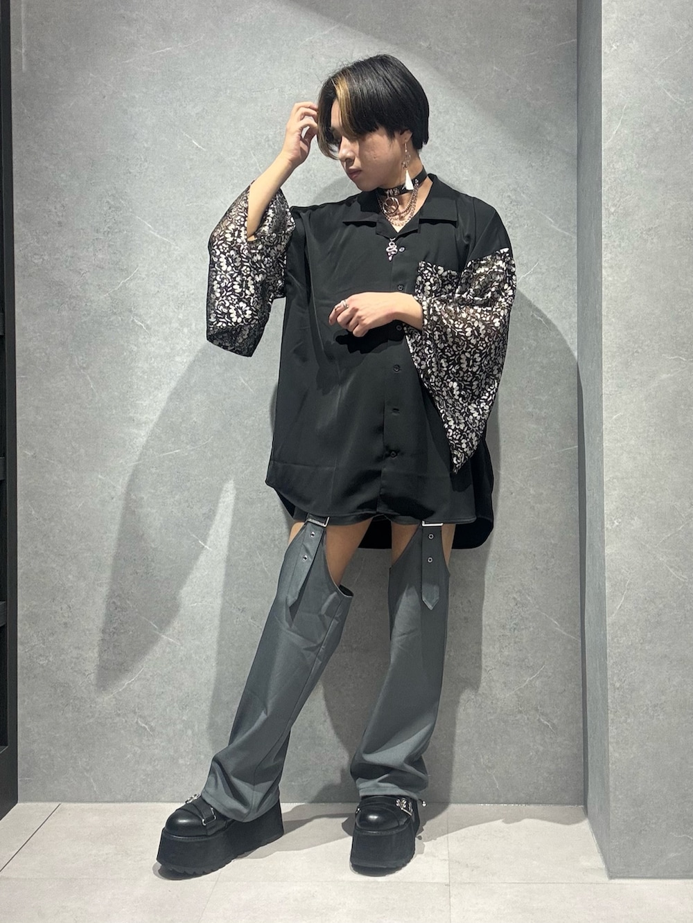 「サブカル、サブカル地雷、カットアウト、韓国ファッション、カーゴパンツ、レースシャツ、休日スタイル、モノトーン、淡色コーデ、axes femme POETIQUE、REZEN、春、春夏コーデ、ジェンダーレス、和装」｜「REZENのレース切替和袖シャツ（シャツ/ブラウス、グレー系）」を使った、みちゅんさん（メンズ・162cm）の春コーディネートの3枚目の写真