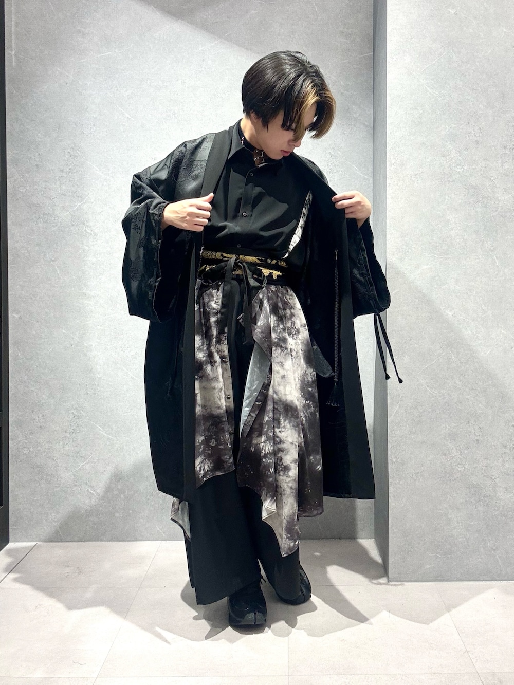 「スニーカー、タビシューズ、春アウター、春コーデ、ブラックコーデ、柄パンツ、半袖シャツ、ラップスカート、AXES-X、REZEN、ジェンダーレス、和装、羽織り」｜「REZENのタッセル紐ジャガード羽織（その他アウター、ブラック系）」を使った、みちゅんさん（メンズ・162cm）の春コーディネートの2枚目の写真