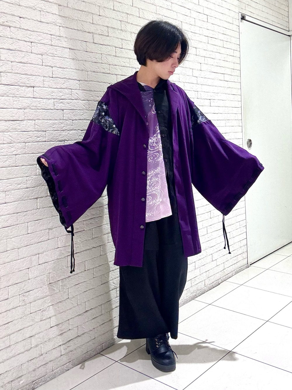 「おしゃ見えテクニック、レイヤードスタイル、秋コーデ、カーゴパンツ、モード、axes femme、AXES-X、ジェンダーレス、ジェンダーレス男子、モードカジュアル、メンズファッション、メンズコーデ」｜「AXES-Xの光源氏フード付羽織（その他アウター、パープル系）」を使った、みちゅんさん（メンズ・162cm）の秋コーディネートの2枚目の写真