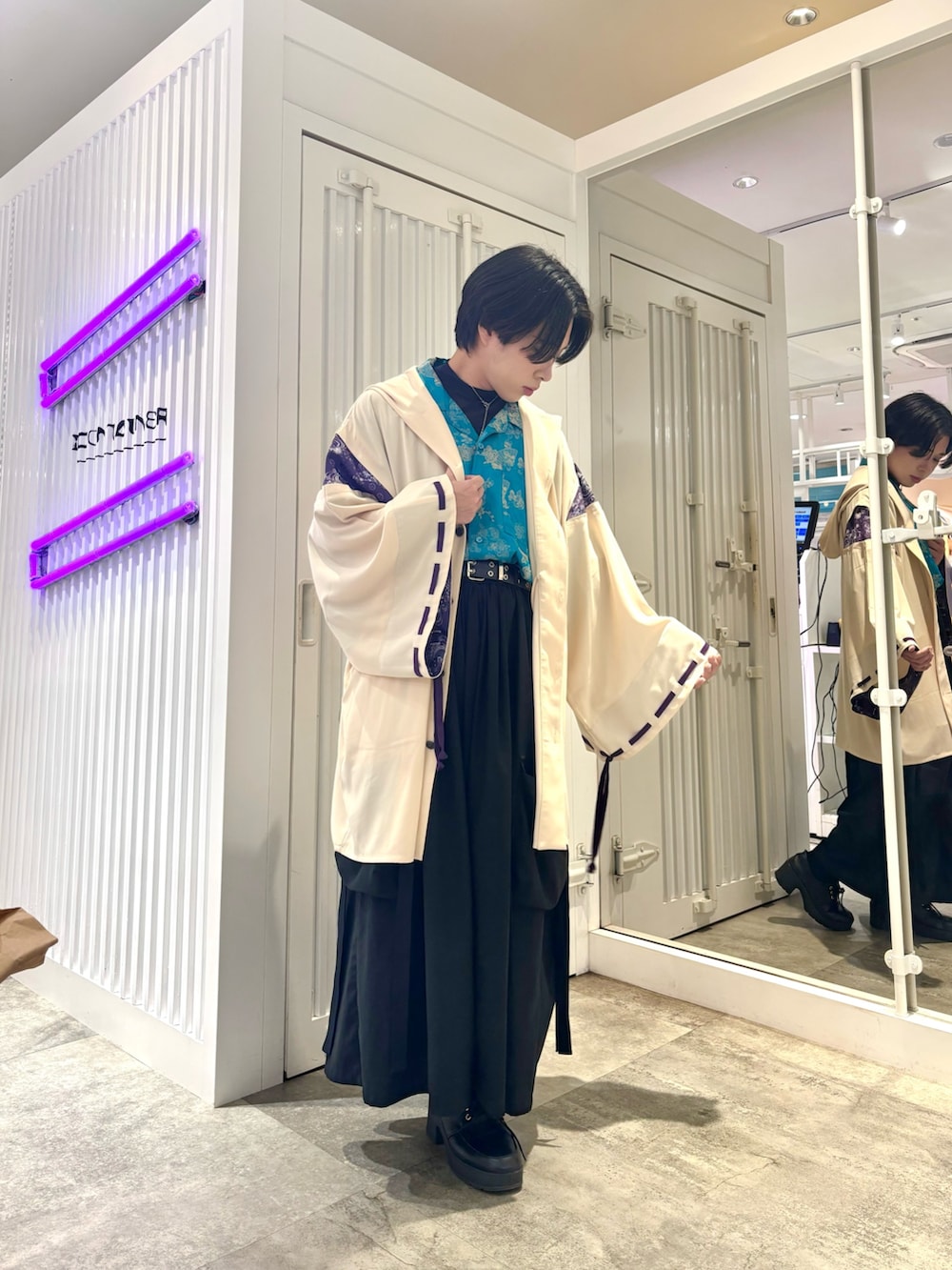 「レイヤードスタイル、おしゃ見えテクニック、秋コーデ、モード、axes femme、AXES-X、和モード、ジェンダーレス、ジェンダーレスコーデ、メンズコーデ、袴パンツ」｜「AXES-Xのパラシュート袴パンツ（その他パンツ、ブラック系）」を使った、みちゅんさん（メンズ・162cm）の秋コーディネートの3枚目の写真